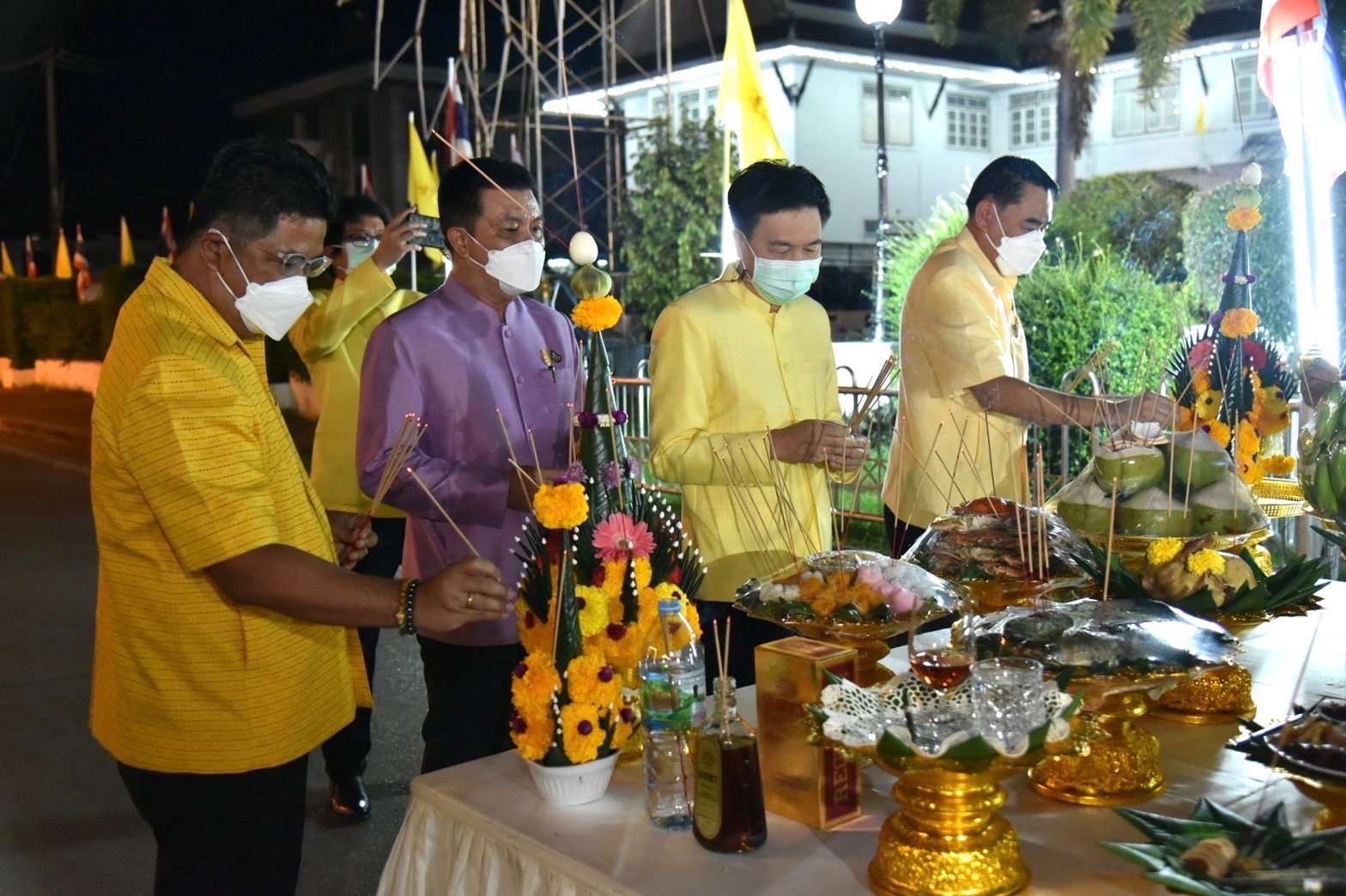 ??ฉะเชิงเทรา บวงสรวงหลวงพ่อโสธร ไข่ไก่ต้ม จำนวน 119,999 ฟอง และเปิดขบวนแห่องค์หลวงพ่อโสธรทางบก