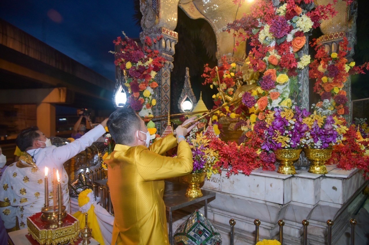 ??ฉะเชิงเทรา บวงสรวงหลวงพ่อโสธร ไข่ไก่ต้ม จำนวน 119,999 ฟอง และเปิดขบวนแห่องค์หลวงพ่อโสธรทางบก