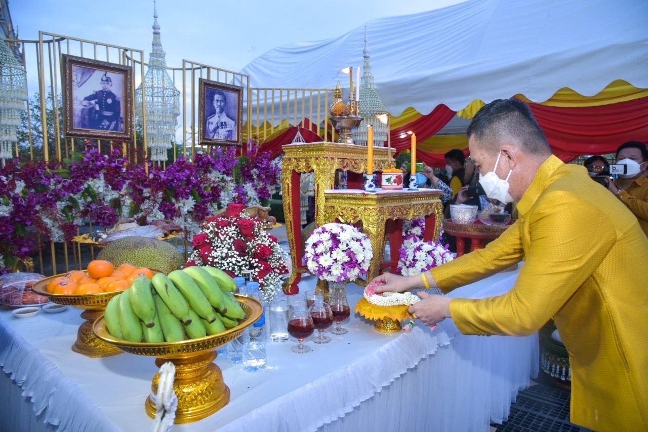 ??ฉะเชิงเทรา บวงสรวงหลวงพ่อโสธร ไข่ไก่ต้ม จำนวน 119,999 ฟอง และเปิดขบวนแห่องค์หลวงพ่อโสธรทางบก