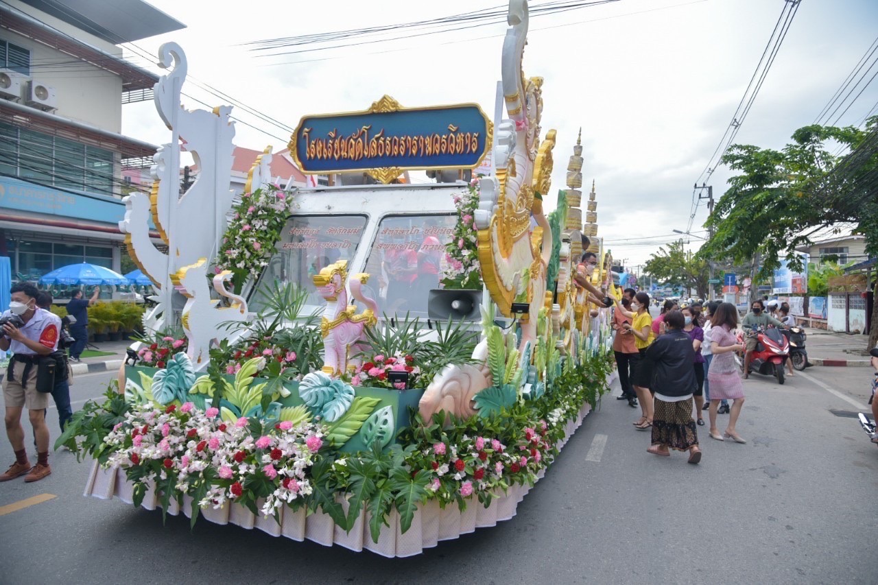 ??ฉะเชิงเทรา บวงสรวงหลวงพ่อโสธร ไข่ไก่ต้ม จำนวน 119,999 ฟอง และเปิดขบวนแห่องค์หลวงพ่อโสธรทางบก