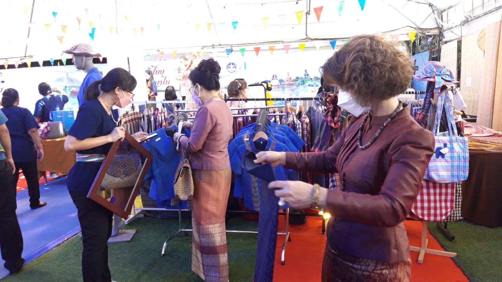 ฉะเชิงเทรา ส่งเสริมและรณรงค์การสวมใส่ผ้าไทย “ผ้าไทย ใส่ให้สนุก” ??