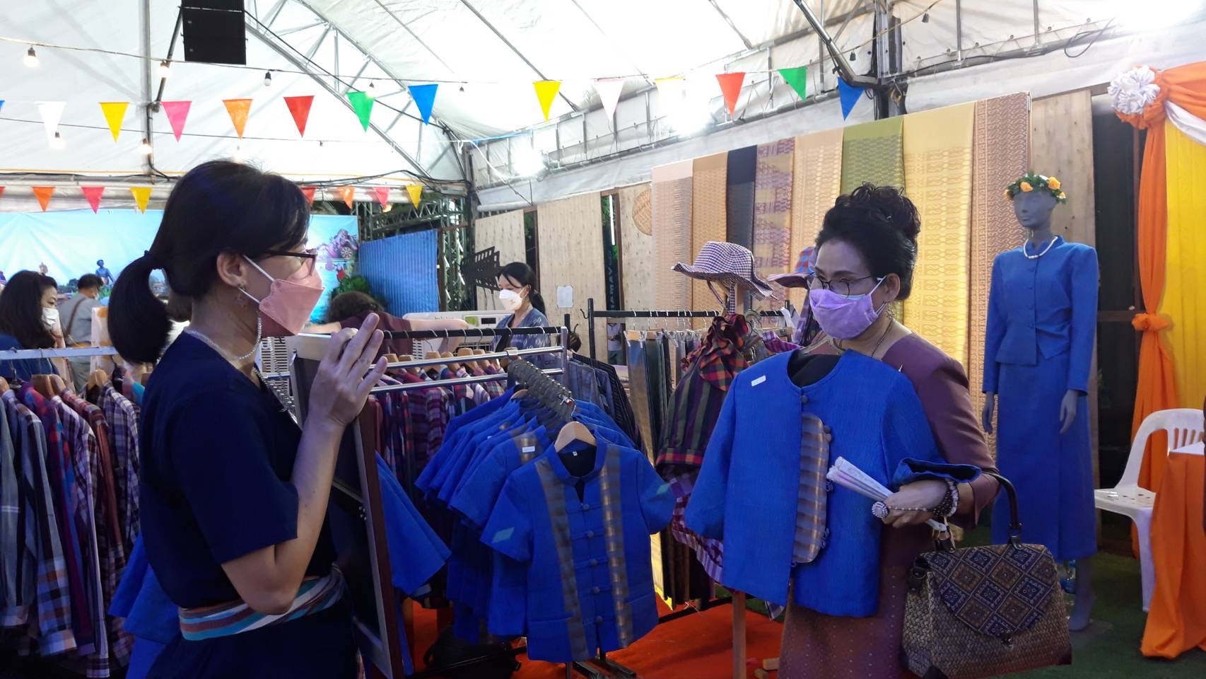 ฉะเชิงเทรา ส่งเสริมและรณรงค์การสวมใส่ผ้าไทย “ผ้าไทย ใส่ให้สนุก” ??