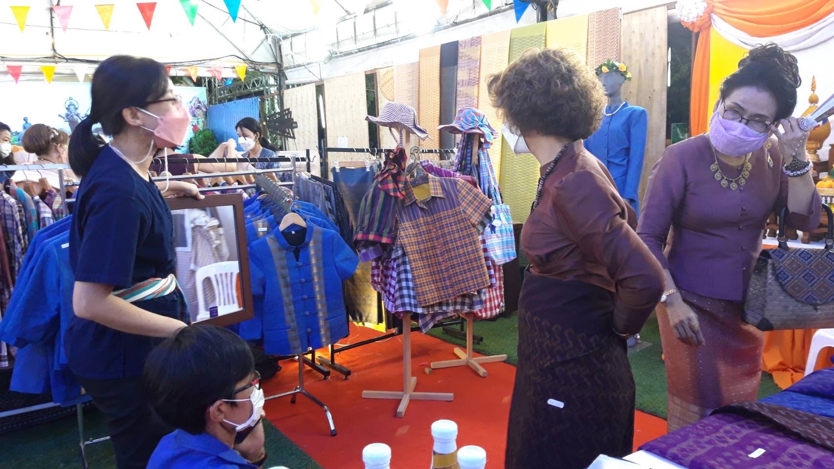 ฉะเชิงเทรา ส่งเสริมและรณรงค์การสวมใส่ผ้าไทย “ผ้าไทย ใส่ให้สนุก” ??