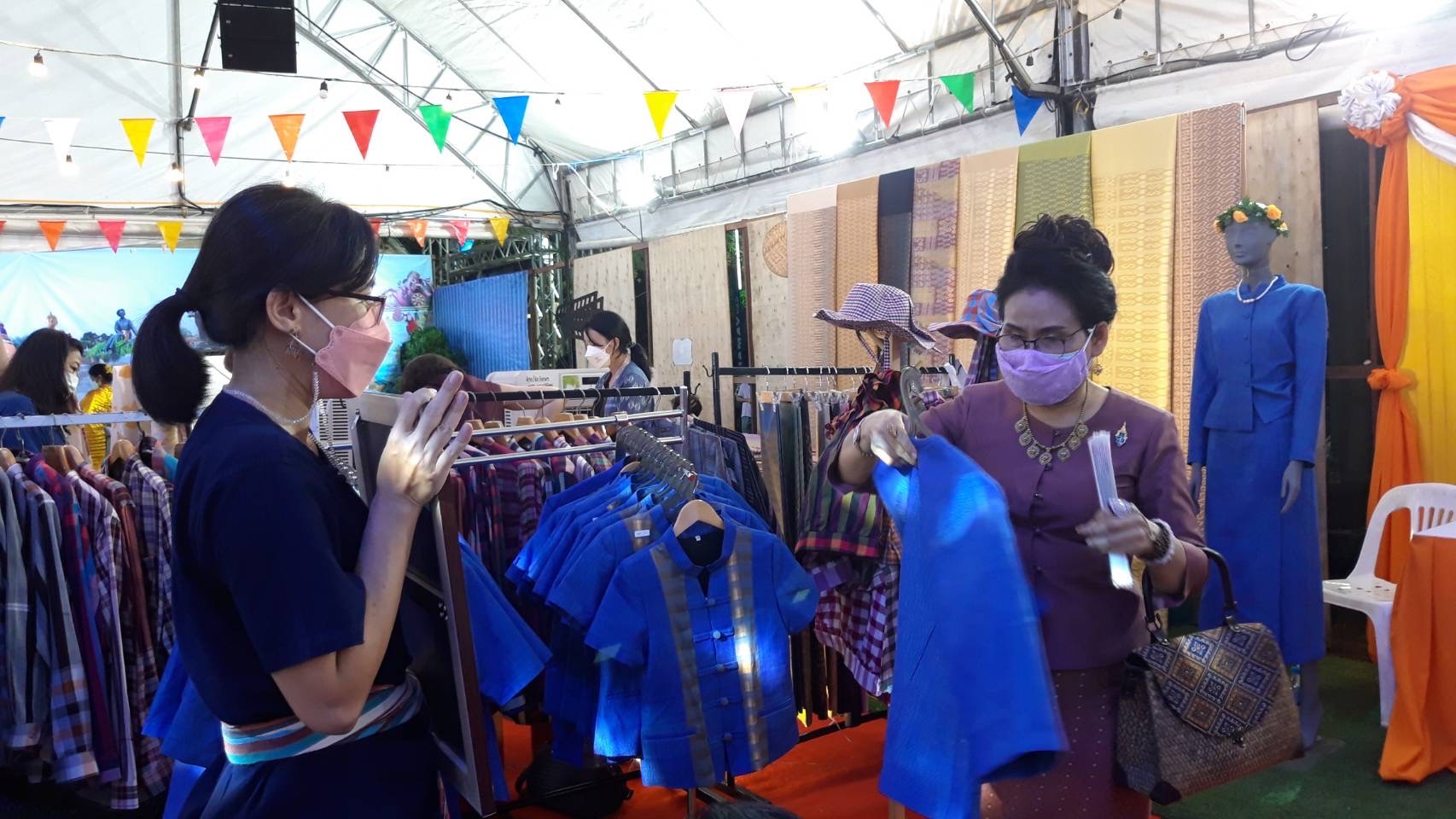 ฉะเชิงเทรา ส่งเสริมและรณรงค์การสวมใส่ผ้าไทย “ผ้าไทย ใส่ให้สนุก” ??