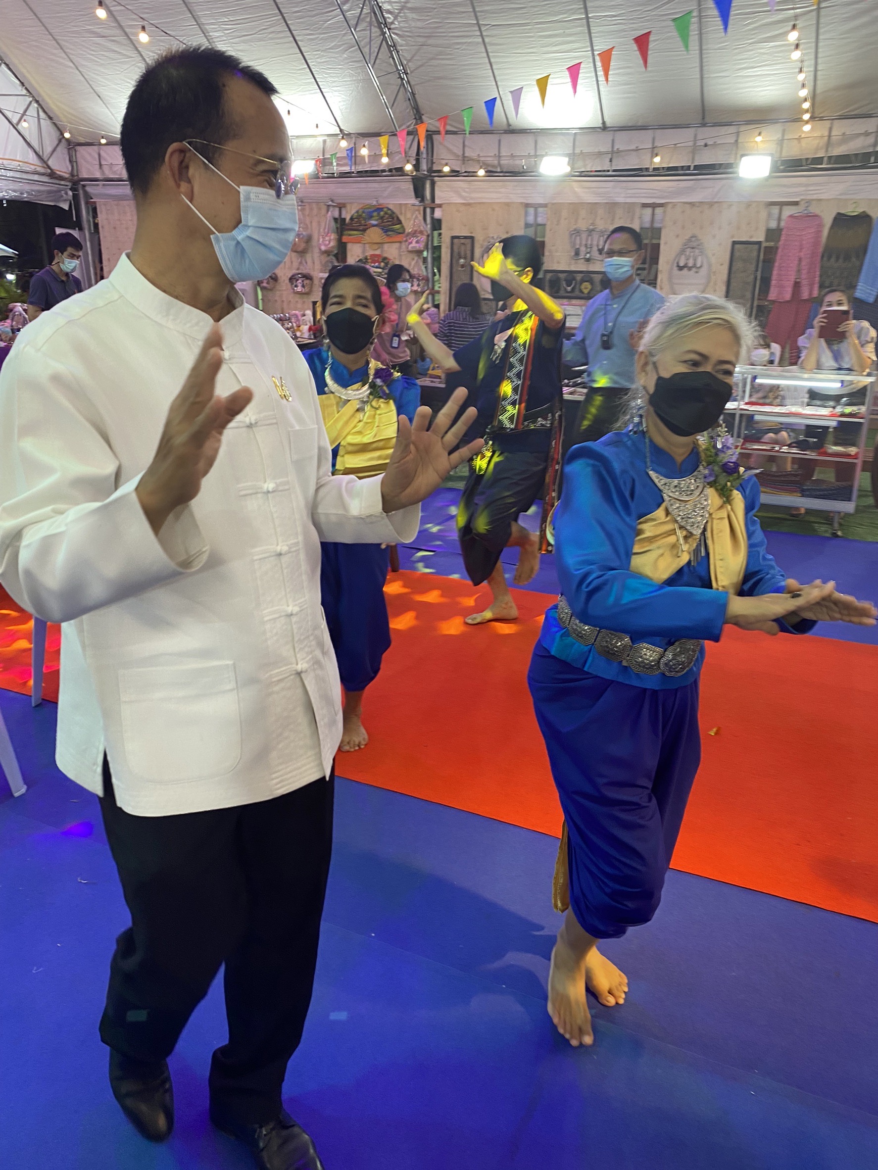 ฉะเชิงเทรา ส่งเสริมและรณรงค์การสวมใส่ผ้าไทย “ผ้าไทย ใส่ให้สนุก” ??