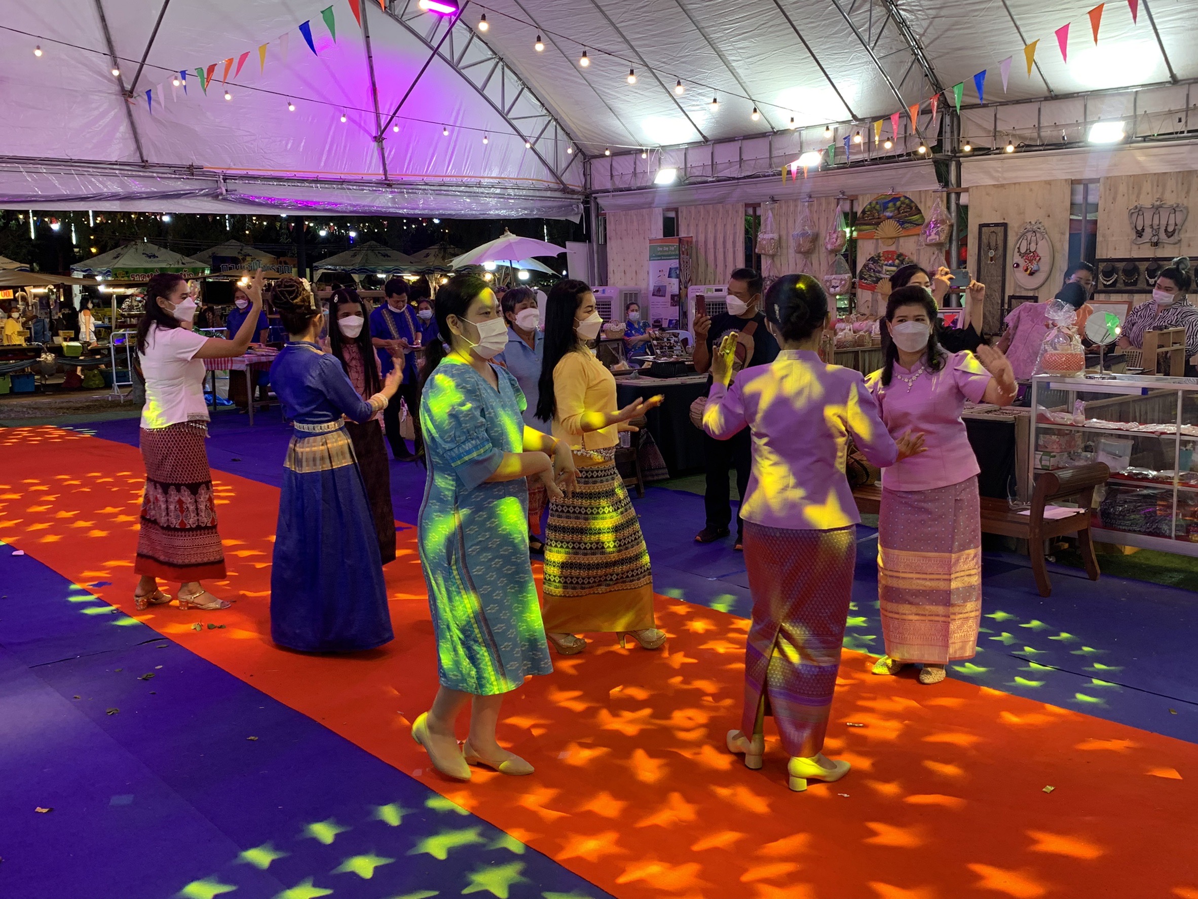 ?จังหวัดฉะเชิงเทรา ส่งเสริมและรณรงค์การสวมใส่ผ้าไทย “ผ้าไทย ใส่ให้สนุก” ??