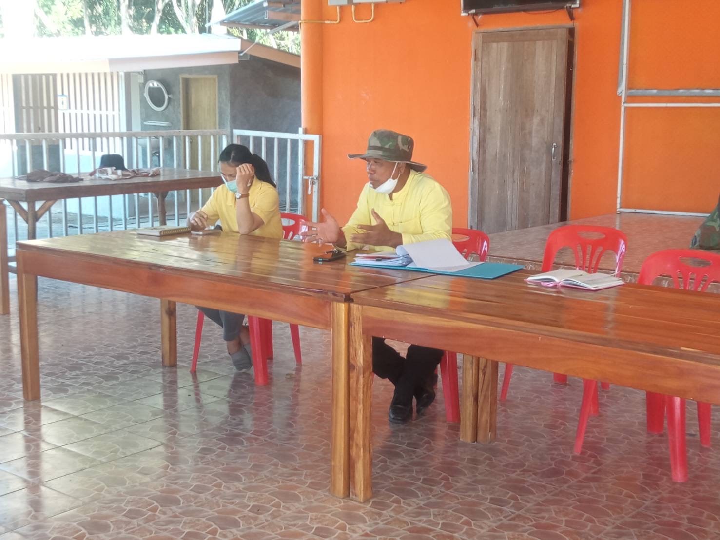 ??  สำนักงานพัฒนาชุมชนอำเภอท่าตะเกียบ  ติดตามความก้าวหน้ากลุ่มวิสาหกิจชุมชนผู้เลี้ยงผึ้ง