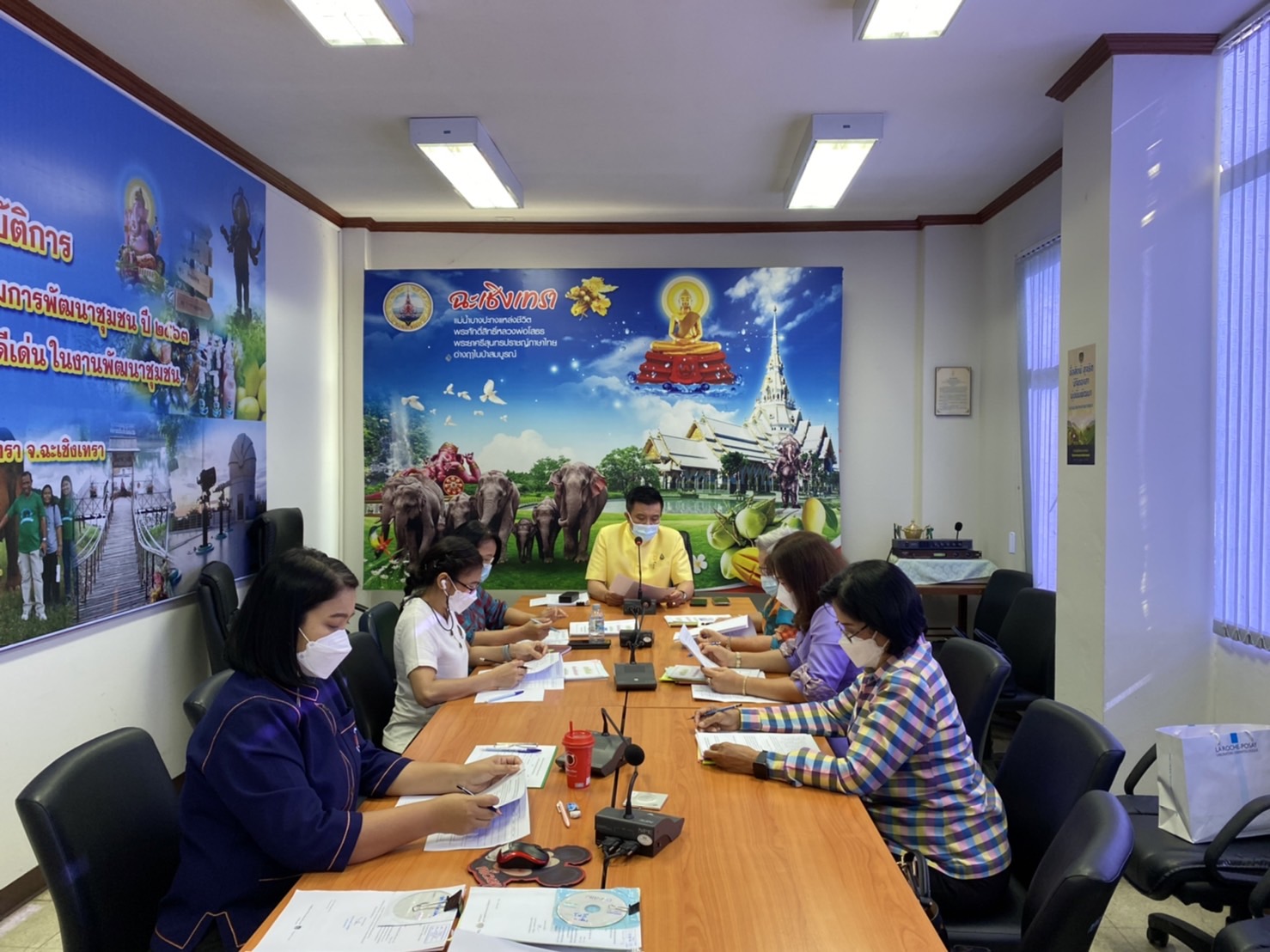 ???‍?พช.ฉะเชิงเทรา ประชุมพิจารณาคัดเลือกสตรีดีเด่นด้านการพัฒนาชุมชน ประจำปี 2565