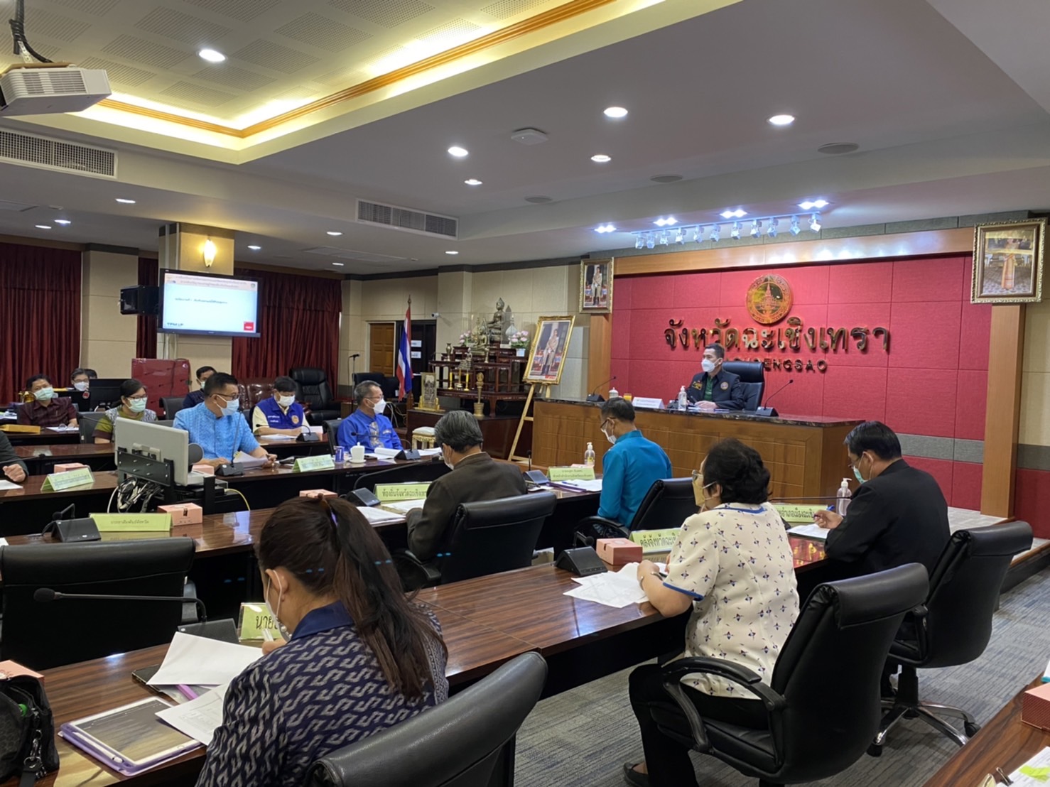 ???‍?‍?‍?พช.ฉะเชิงเทรา ประชุมคณะกรรมการบริหารศูนย์อำนวยการขจัดความยากจนและพัฒนาคนทุกช่วงวัยอย่างยั่งยืนตามหลักปรัชญาของเศรษฐกิจพอเพียงจังหวัดฉะเชิงเทราครั้งที่ 1/2565 และได้บันทึกข้อตกลงความร่วมมือ MOU ระหว่าง 28 หน่วยงาน