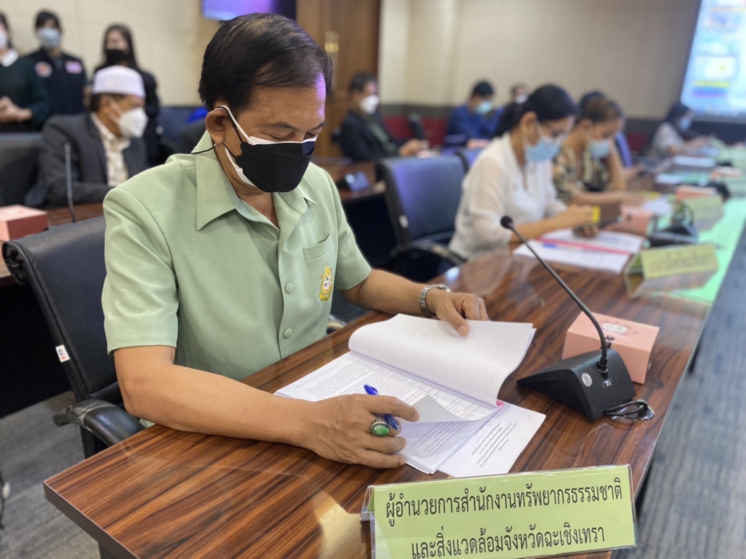 ???‍?‍?‍?พช.ฉะเชิงเทรา ประชุมคณะกรรมการบริหารศูนย์อำนวยการขจัดความยากจนและพัฒนาคนทุกช่วงวัยอย่างยั่งยืนตามหลักปรัชญาของเศรษฐกิจพอเพียงจังหวัดฉะเชิงเทราครั้งที่ 1/2565 และได้บันทึกข้อตกลงความร่วมมือ MOU ระหว่าง 28 หน่วยงาน