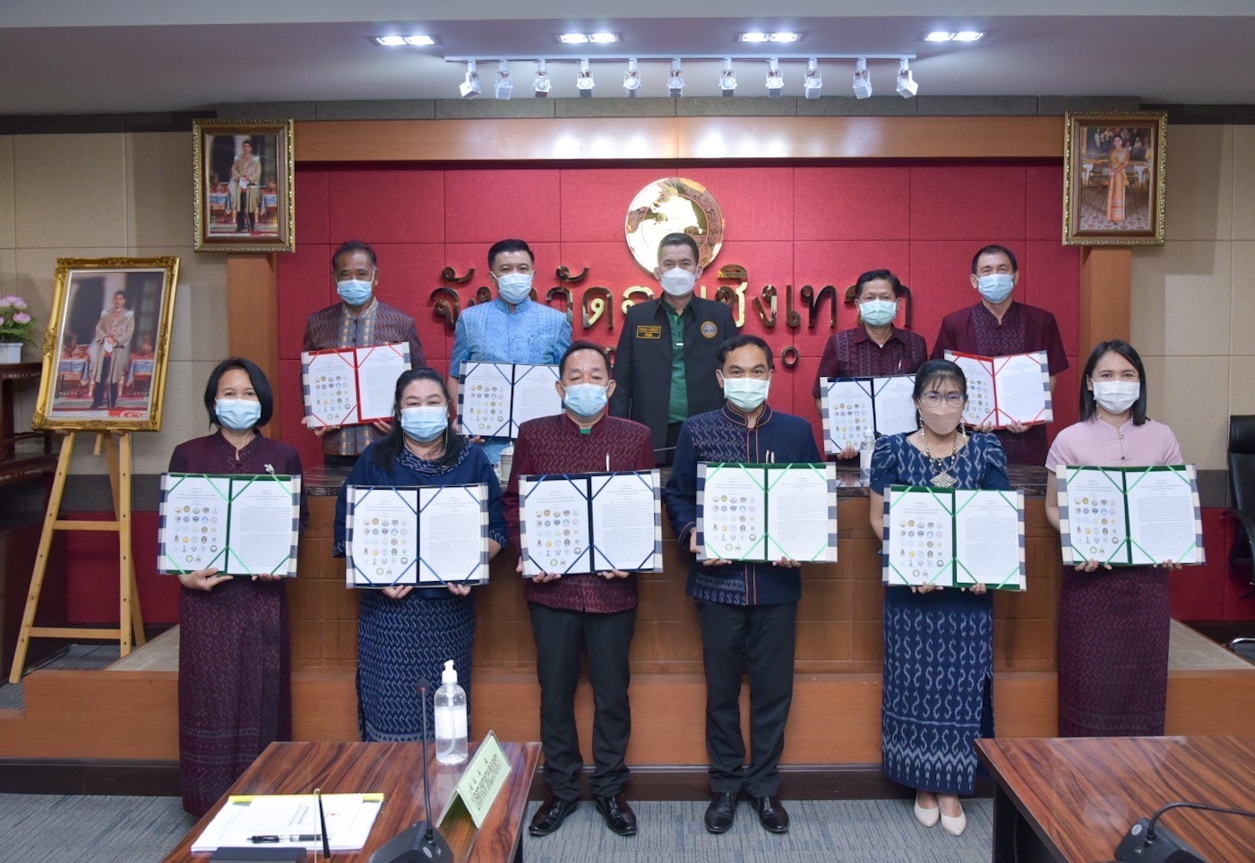 ???‍?‍?‍?พช.ฉะเชิงเทรา ประชุมคณะกรรมการบริหารศูนย์อำนวยการขจัดความยากจนและพัฒนาคนทุกช่วงวัยอย่างยั่งยืนตามหลักปรัชญาของเศรษฐกิจพอเพียงจังหวัดฉะเชิงเทราครั้งที่ 1/2565 และได้บันทึกข้อตกลงความร่วมมือ MOU ระหว่าง 28 หน่วยงาน