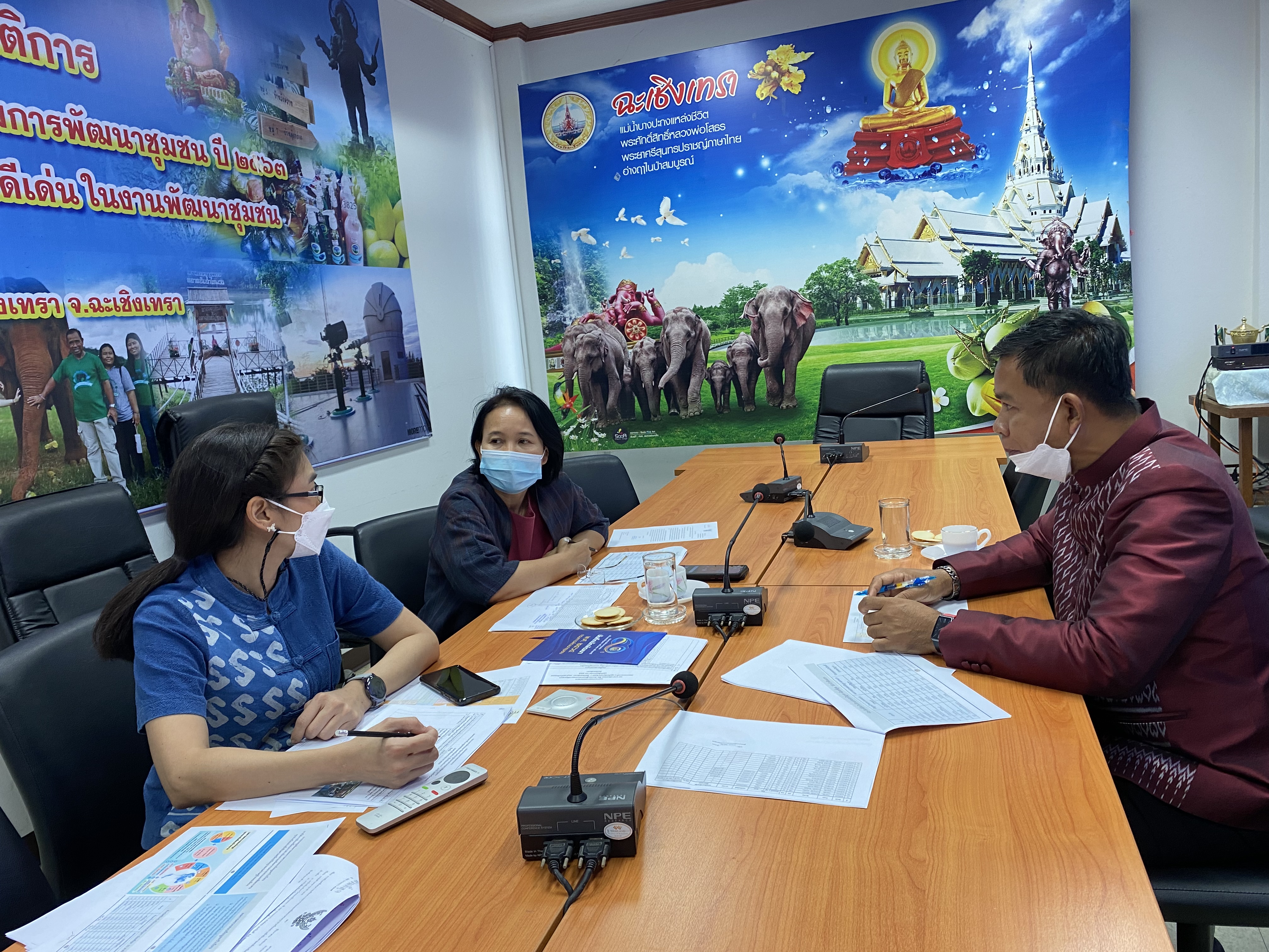 ??พช.ฉะเชิงเทรา ร่วมประชุมรับฟังติดตามผลการตรวจสอบข้อมูลครัวเรือนภายใต้การขับเคลื่อนการดำเนินงานขจัดความยากจนและพัฒนาคนทุกช่วงวัยอย่างยั่งยืนตามหลักปรัชญาของเศรษฐกิจพอเพียง ระบบ Video Confererence