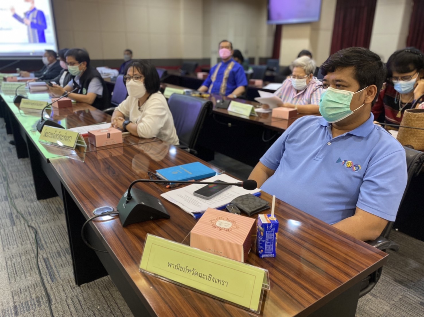 ???‍?‍?‍?พช.ฉะเชิงเทรา ประชุมคณะกรรมการบริหารศูนย์อำนวยการขจัดความยากจนและพัฒนาคนทุกช่วงวัยอย่างยั่งยืนตามหลักปรัชญาของเศรษฐกิจพอเพียงจังหวัดฉะเชิงเทราครั้งที่ 1/2565 และได้บันทึกข้อตกลงความร่วมมือ MOU ระหว่าง 28 หน่วยงาน