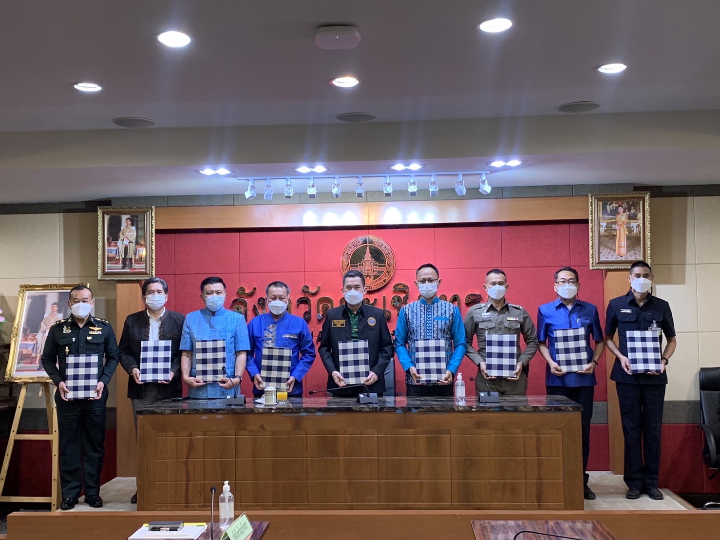 ???‍?‍?‍?พช.ฉะเชิงเทรา ประชุมคณะกรรมการบริหารศูนย์อำนวยการขจัดความยากจนและพัฒนาคนทุกช่วงวัยอย่างยั่งยืนตามหลักปรัชญาของเศรษฐกิจพอเพียงจังหวัดฉะเชิงเทราครั้งที่ 1/2565 และได้บันทึกข้อตกลงความร่วมมือ MOU ระหว่าง 28 หน่วยงาน