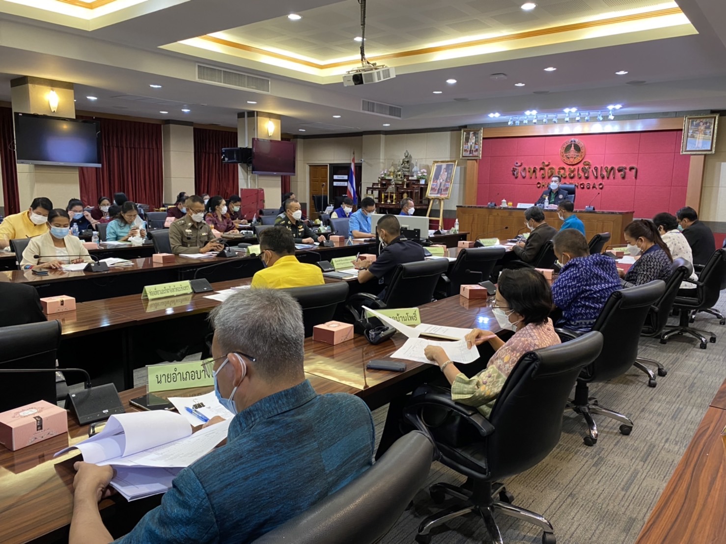 ???‍?‍?‍?พช.ฉะเชิงเทรา ประชุมคณะกรรมการบริหารศูนย์อำนวยการขจัดความยากจนและพัฒนาคนทุกช่วงวัยอย่างยั่งยืนตามหลักปรัชญาของเศรษฐกิจพอเพียงจังหวัดฉะเชิงเทราครั้งที่ 1/2565 และได้บันทึกข้อตกลงความร่วมมือ MOU ระหว่าง 28 หน่วยงาน