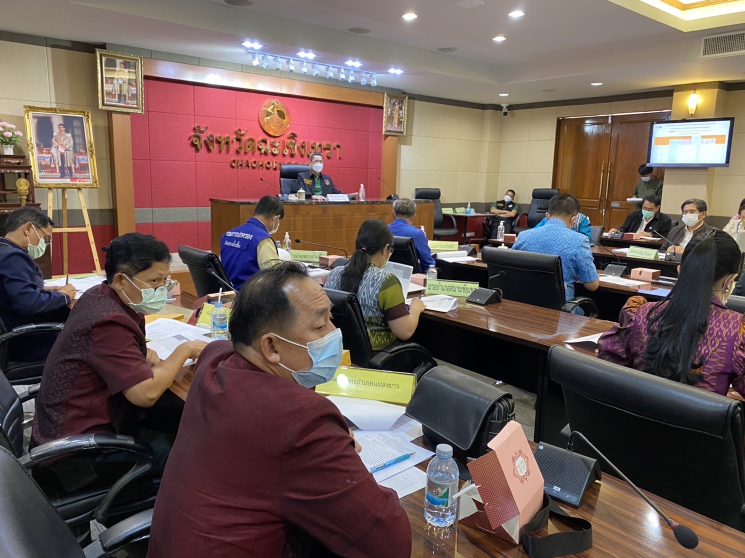 ???‍?‍?‍?พช.ฉะเชิงเทรา ประชุมคณะกรรมการบริหารศูนย์อำนวยการขจัดความยากจนและพัฒนาคนทุกช่วงวัยอย่างยั่งยืนตามหลักปรัชญาของเศรษฐกิจพอเพียงจังหวัดฉะเชิงเทราครั้งที่ 1/2565 และได้บันทึกข้อตกลงความร่วมมือ MOU ระหว่าง 28 หน่วยงาน