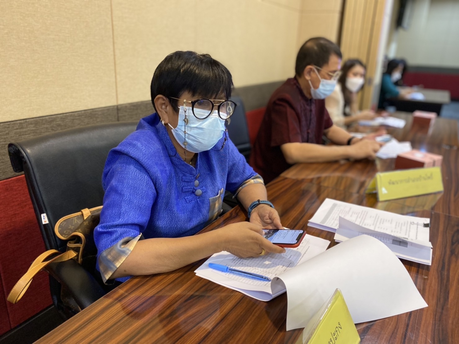 ???‍?‍?‍?พช.ฉะเชิงเทรา ประชุมคณะกรรมการบริหารศูนย์อำนวยการขจัดความยากจนและพัฒนาคนทุกช่วงวัยอย่างยั่งยืนตามหลักปรัชญาของเศรษฐกิจพอเพียงจังหวัดฉะเชิงเทราครั้งที่ 1/2565 และได้บันทึกข้อตกลงความร่วมมือ MOU ระหว่าง 28 หน่วยงาน