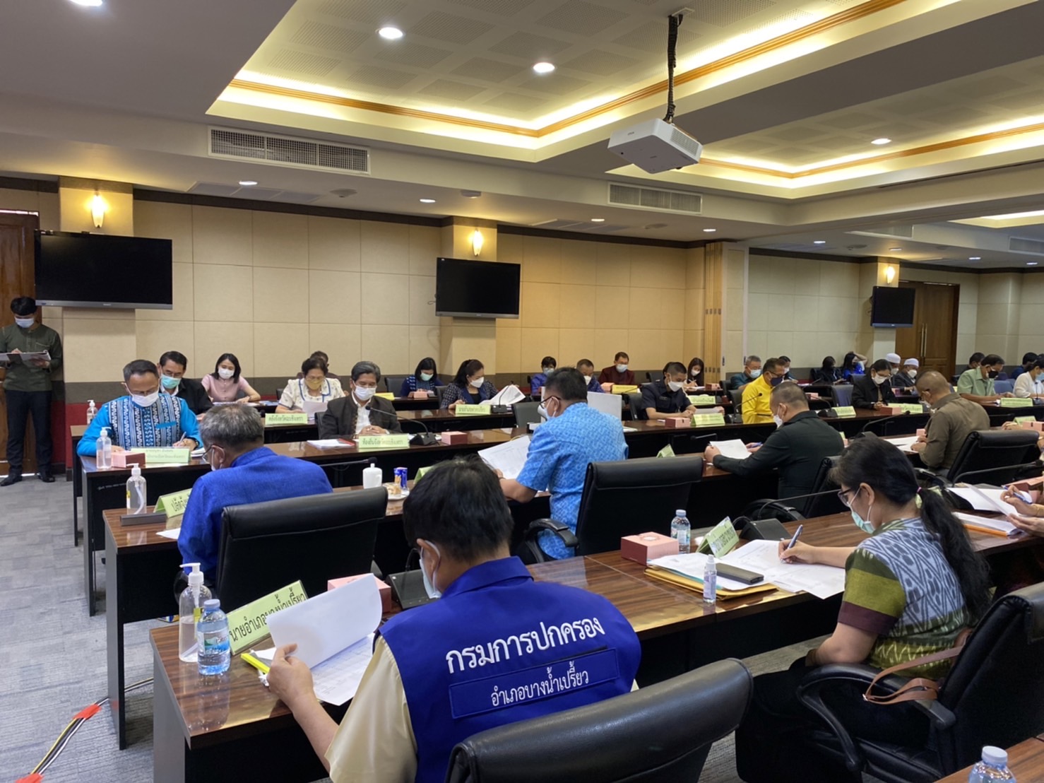 ???‍?‍?‍?พช.ฉะเชิงเทรา ประชุมคณะกรรมการบริหารศูนย์อำนวยการขจัดความยากจนและพัฒนาคนทุกช่วงวัยอย่างยั่งยืนตามหลักปรัชญาของเศรษฐกิจพอเพียงจังหวัดฉะเชิงเทราครั้งที่ 1/2565 และได้บันทึกข้อตกลงความร่วมมือ MOU ระหว่าง 28 หน่วยงาน