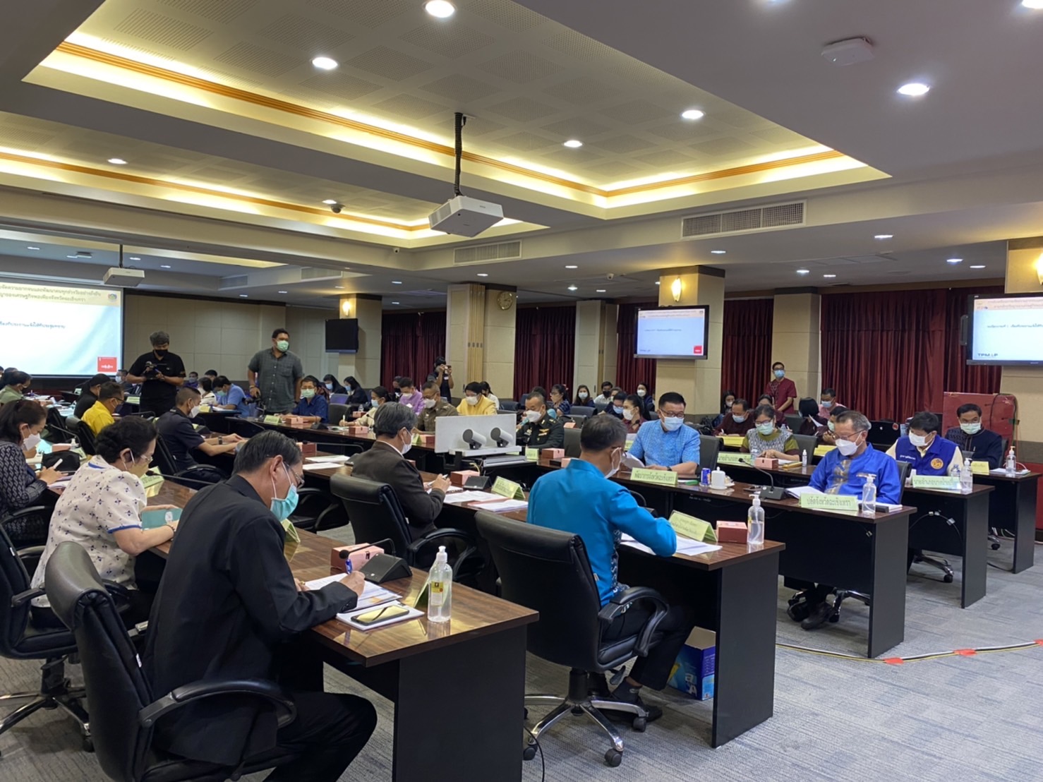 ???‍?‍?‍?พช.ฉะเชิงเทรา ประชุมคณะกรรมการบริหารศูนย์อำนวยการขจัดความยากจนและพัฒนาคนทุกช่วงวัยอย่างยั่งยืนตามหลักปรัชญาของเศรษฐกิจพอเพียงจังหวัดฉะเชิงเทราครั้งที่ 1/2565 และได้บันทึกข้อตกลงความร่วมมือ MOU ระหว่าง 28 หน่วยงาน