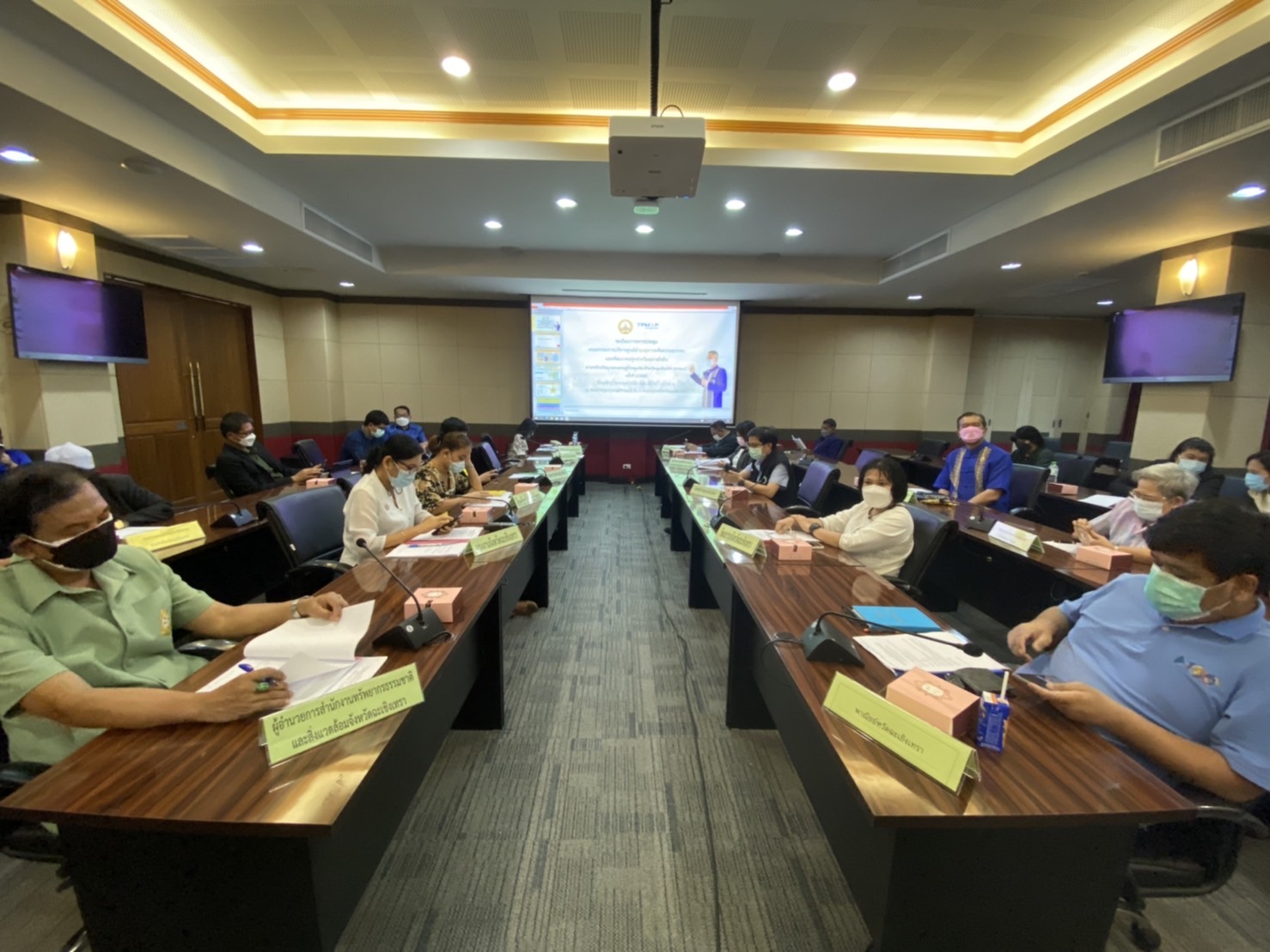 ???‍?‍?‍?พช.ฉะเชิงเทรา ประชุมคณะกรรมการบริหารศูนย์อำนวยการขจัดความยากจนและพัฒนาคนทุกช่วงวัยอย่างยั่งยืนตามหลักปรัชญาของเศรษฐกิจพอเพียงจังหวัดฉะเชิงเทราครั้งที่ 1/2565 และได้บันทึกข้อตกลงความร่วมมือ MOU ระหว่าง 28 หน่วยงาน