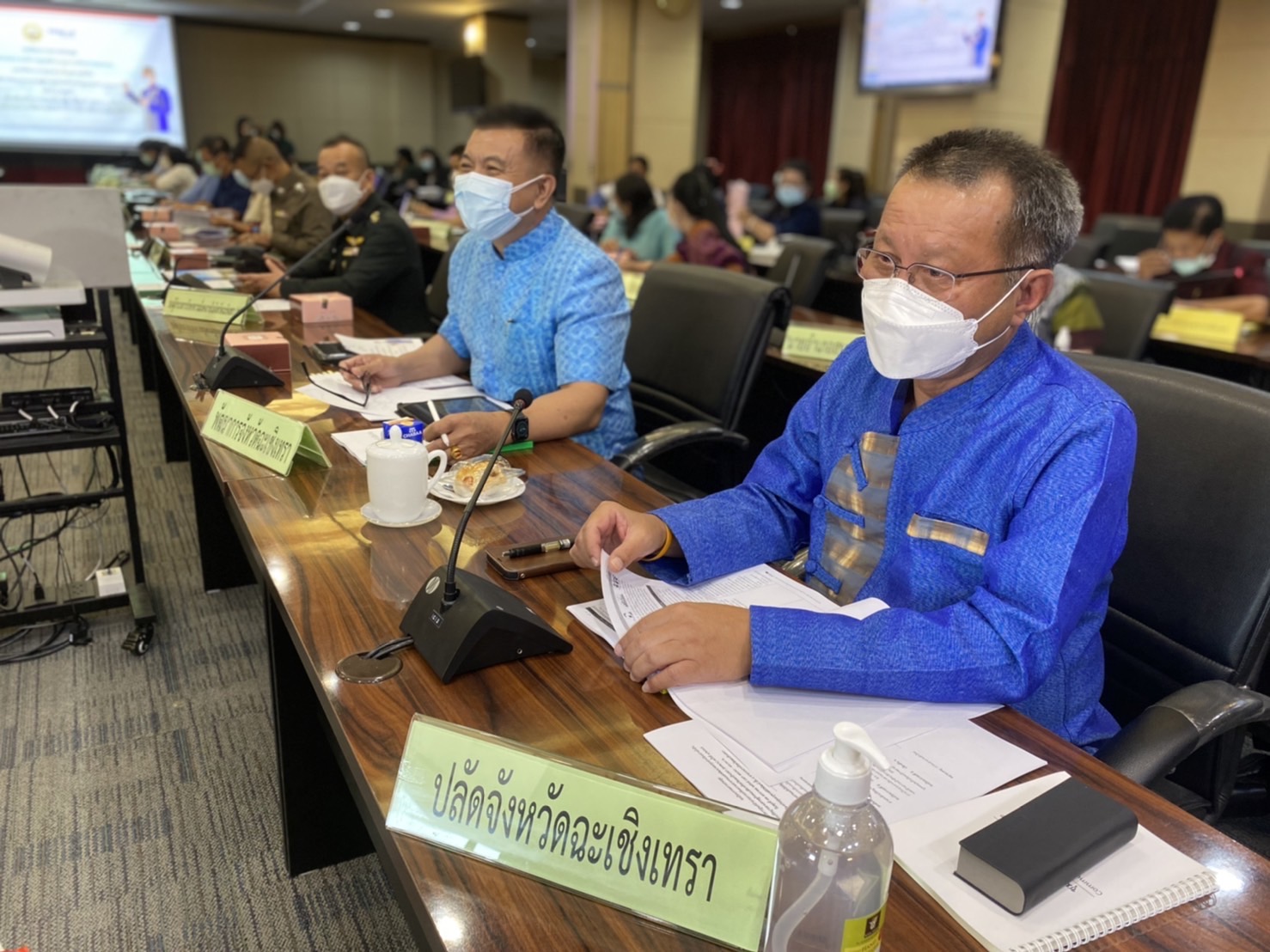 ???‍?‍?‍?พช.ฉะเชิงเทรา ประชุมคณะกรรมการบริหารศูนย์อำนวยการขจัดความยากจนและพัฒนาคนทุกช่วงวัยอย่างยั่งยืนตามหลักปรัชญาของเศรษฐกิจพอเพียงจังหวัดฉะเชิงเทราครั้งที่ 1/2565 และได้บันทึกข้อตกลงความร่วมมือ MOU ระหว่าง 28 หน่วยงาน