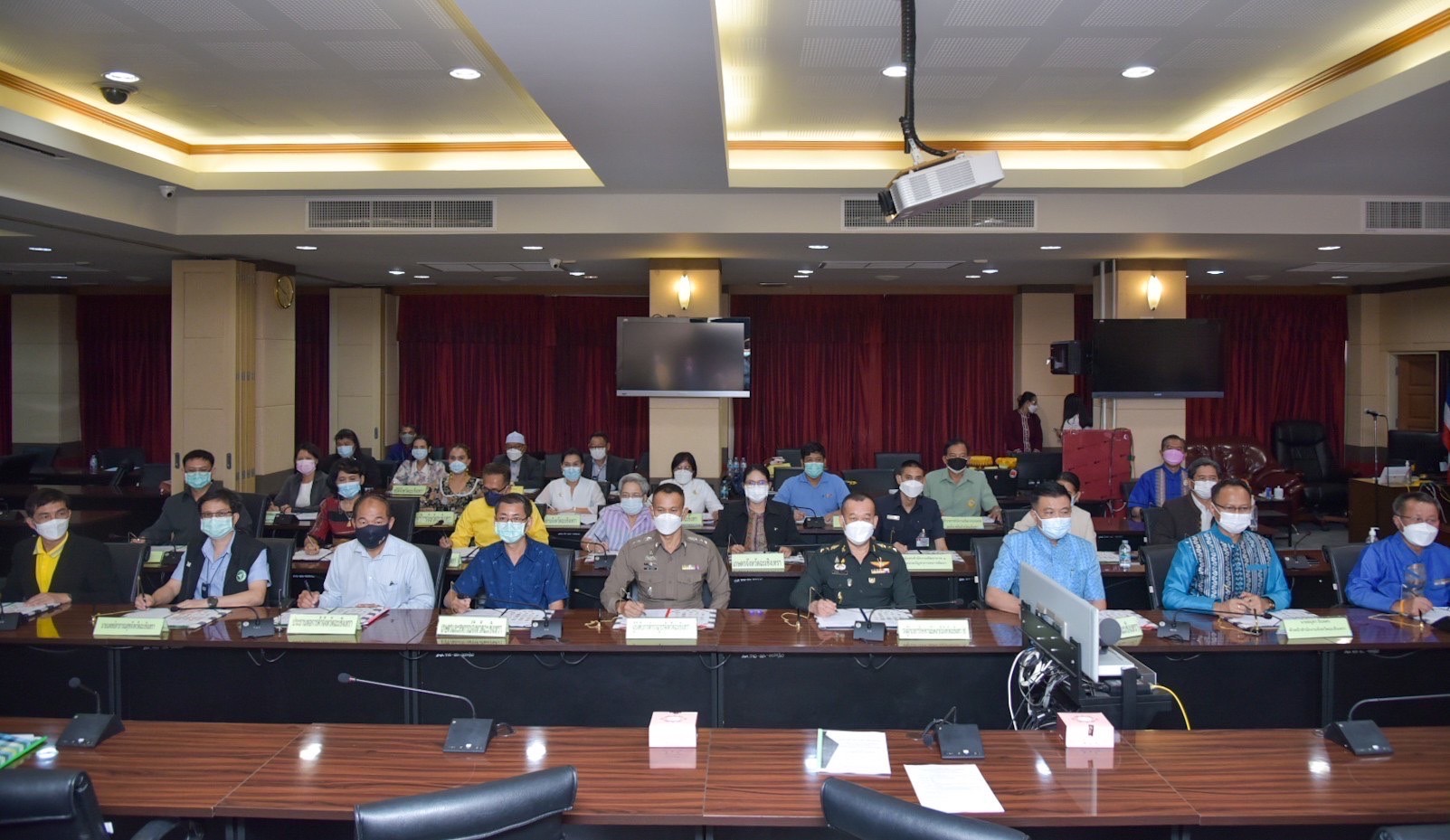 ???‍?‍?‍?พช.ฉะเชิงเทรา ประชุมคณะกรรมการบริหารศูนย์อำนวยการขจัดความยากจนและพัฒนาคนทุกช่วงวัยอย่างยั่งยืนตามหลักปรัชญาของเศรษฐกิจพอเพียงจังหวัดฉะเชิงเทราครั้งที่ 1/2565 และได้บันทึกข้อตกลงความร่วมมือ MOU ระหว่าง 28 หน่วยงาน