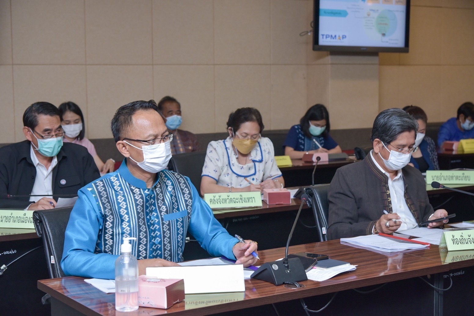 ???‍?‍?‍?พช.ฉะเชิงเทรา ประชุมคณะกรรมการบริหารศูนย์อำนวยการขจัดความยากจนและพัฒนาคนทุกช่วงวัยอย่างยั่งยืนตามหลักปรัชญาของเศรษฐกิจพอเพียงจังหวัดฉะเชิงเทราครั้งที่ 1/2565 และได้บันทึกข้อตกลงความร่วมมือ MOU ระหว่าง 28 หน่วยงาน