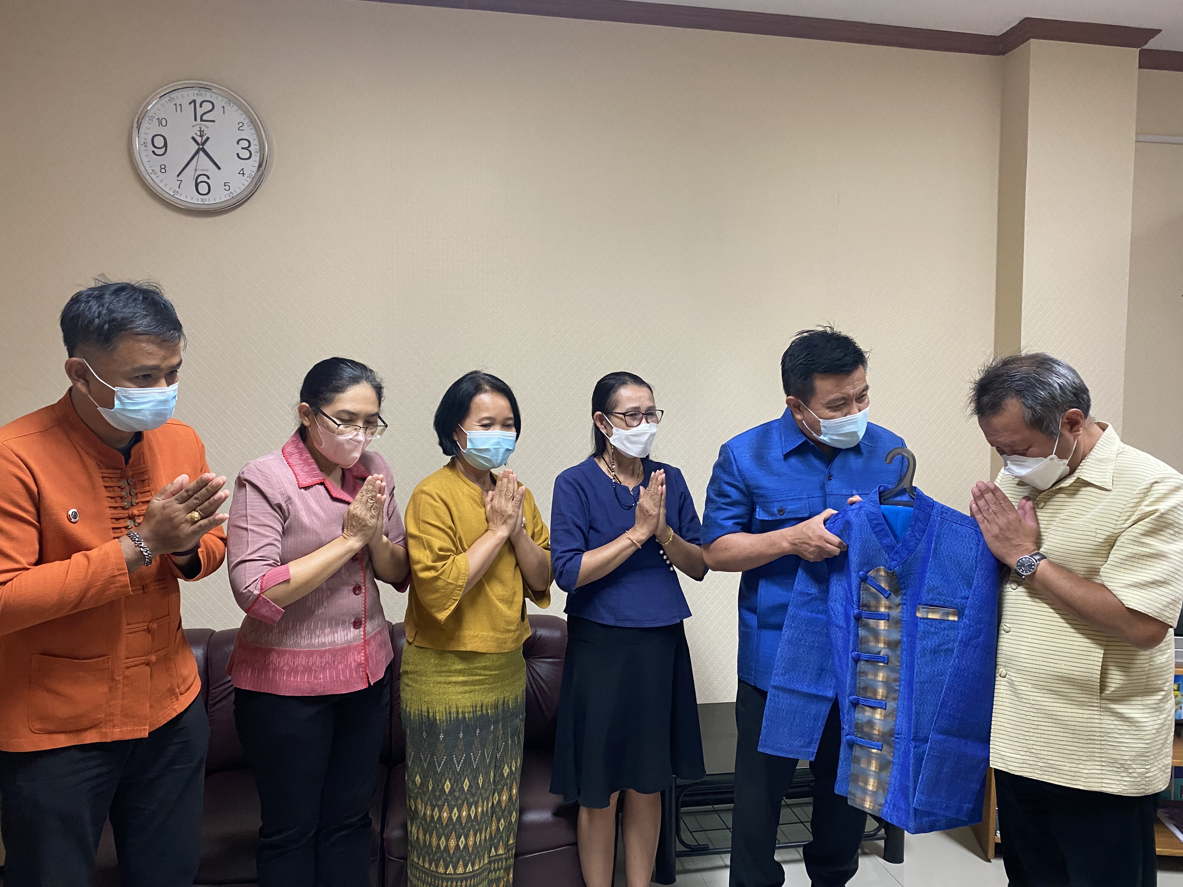 ??พช.ฉะเชิงเทรา ร่วมกันสวัสดีและมอบของขวัญเนื่องในโอกาสวันขึ้นปีใหม่ พ.ศ.2565