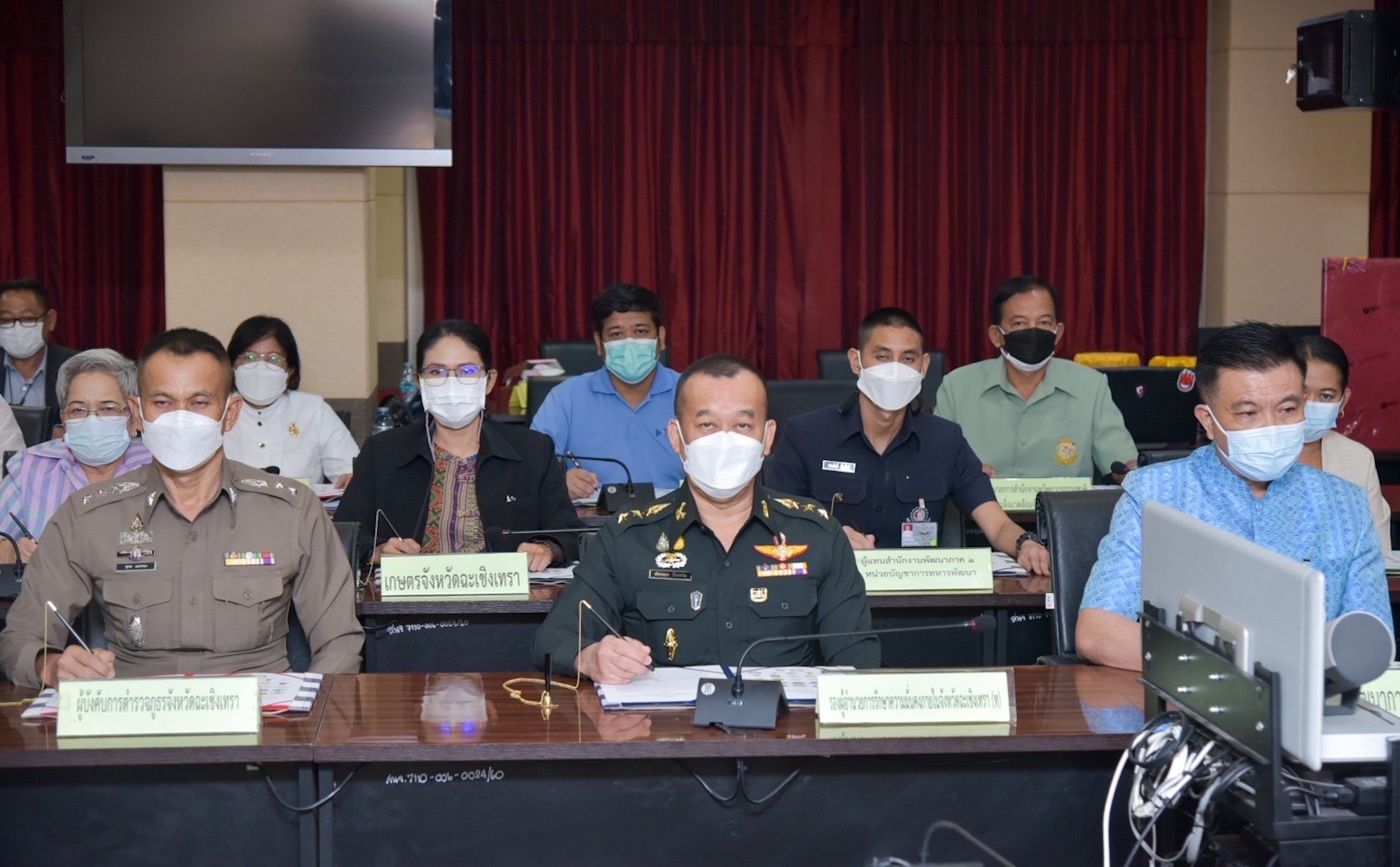 ???‍?‍?‍?พช.ฉะเชิงเทรา ประชุมคณะกรรมการบริหารศูนย์อำนวยการขจัดความยากจนและพัฒนาคนทุกช่วงวัยอย่างยั่งยืนตามหลักปรัชญาของเศรษฐกิจพอเพียงจังหวัดฉะเชิงเทราครั้งที่ 1/2565 และได้บันทึกข้อตกลงความร่วมมือ MOU ระหว่าง 28 หน่วยงาน