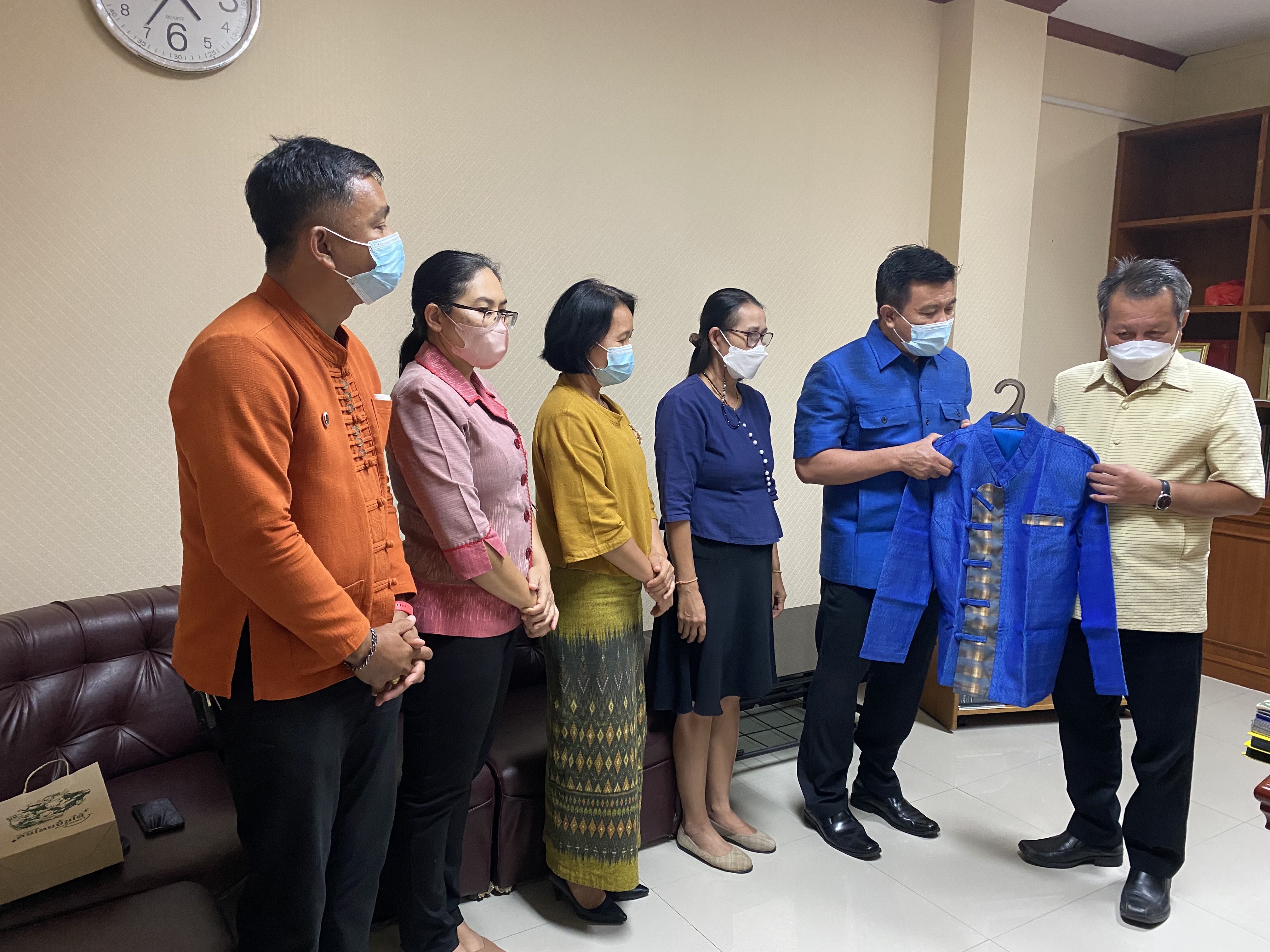 ??พช.ฉะเชิงเทรา ร่วมกันสวัสดีและมอบของขวัญเนื่องในโอกาสวันขึ้นปีใหม่ พ.ศ.2565