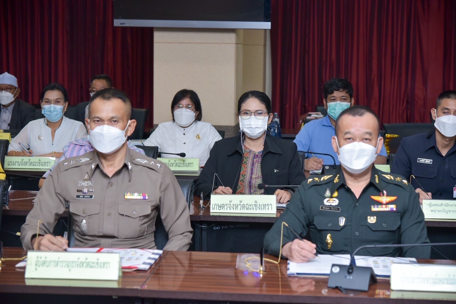 ???‍?‍?‍?พช.ฉะเชิงเทรา ประชุมคณะกรรมการบริหารศูนย์อำนวยการขจัดความยากจนและพัฒนาคนทุกช่วงวัยอย่างยั่งยืนตามหลักปรัชญาของเศรษฐกิจพอเพียงจังหวัดฉะเชิงเทราครั้งที่ 1/2565 และได้บันทึกข้อตกลงความร่วมมือ MOU ระหว่าง 28 หน่วยงาน