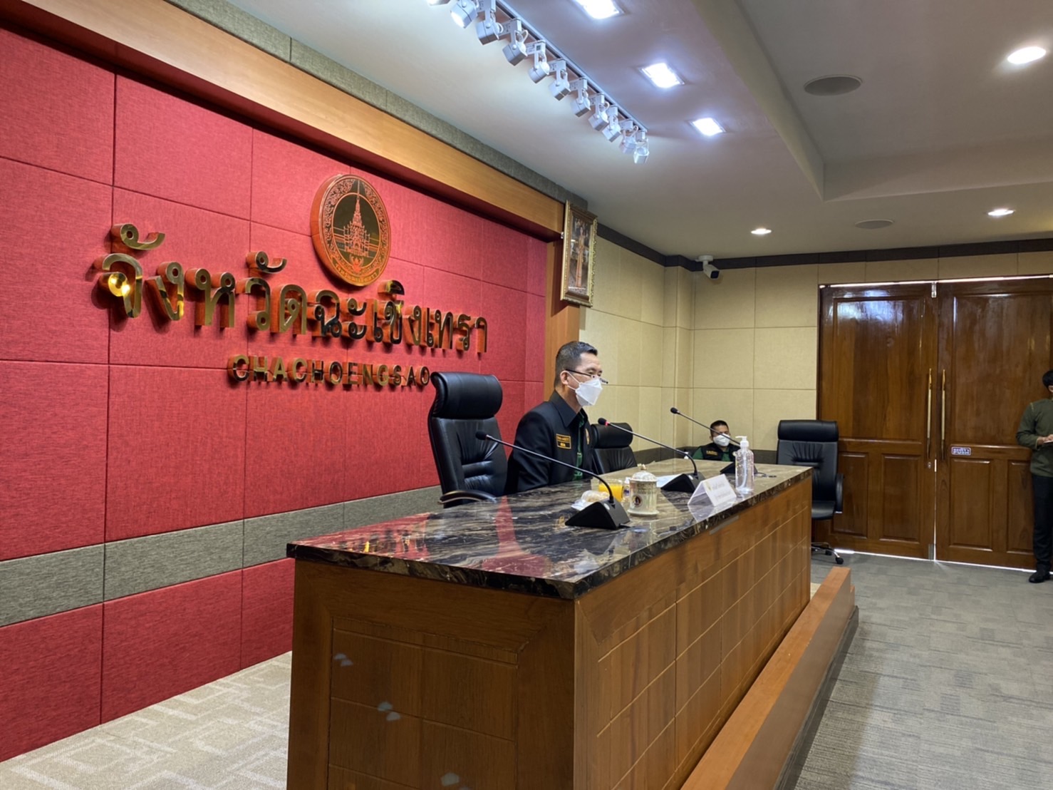 ???‍?‍?‍?พช.ฉะเชิงเทรา ประชุมคณะกรรมการบริหารศูนย์อำนวยการขจัดความยากจนและพัฒนาคนทุกช่วงวัยอย่างยั่งยืนตามหลักปรัชญาของเศรษฐกิจพอเพียงจังหวัดฉะเชิงเทราครั้งที่ 1/2565 และได้บันทึกข้อตกลงความร่วมมือ MOU ระหว่าง 28 หน่วยงาน