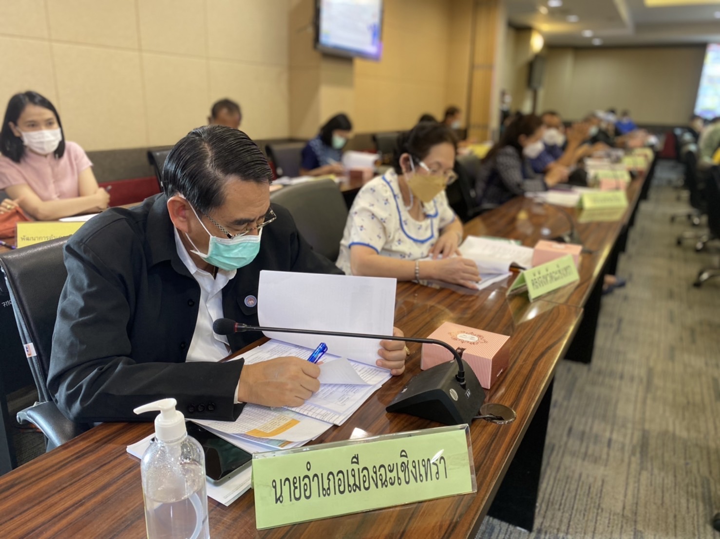 ???‍?‍?‍?พช.ฉะเชิงเทรา ประชุมคณะกรรมการบริหารศูนย์อำนวยการขจัดความยากจนและพัฒนาคนทุกช่วงวัยอย่างยั่งยืนตามหลักปรัชญาของเศรษฐกิจพอเพียงจังหวัดฉะเชิงเทราครั้งที่ 1/2565 และได้บันทึกข้อตกลงความร่วมมือ MOU ระหว่าง 28 หน่วยงาน