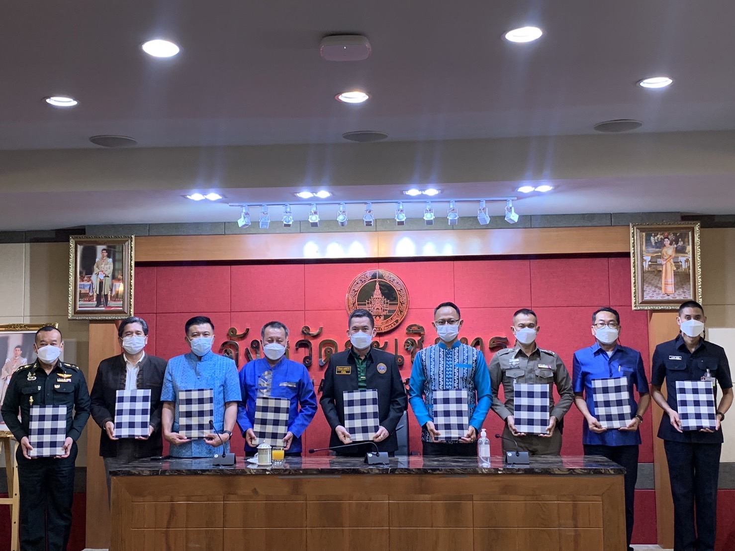 ???‍?‍?‍?พช.ฉะเชิงเทรา ประชุมคณะกรรมการบริหารศูนย์อำนวยการขจัดความยากจนและพัฒนาคนทุกช่วงวัยอย่างยั่งยืนตามหลักปรัชญาของเศรษฐกิจพอเพียงจังหวัดฉะเชิงเทราครั้งที่ 1/2565 และได้บันทึกข้อตกลงความร่วมมือ MOU ระหว่าง 28 หน่วยงาน