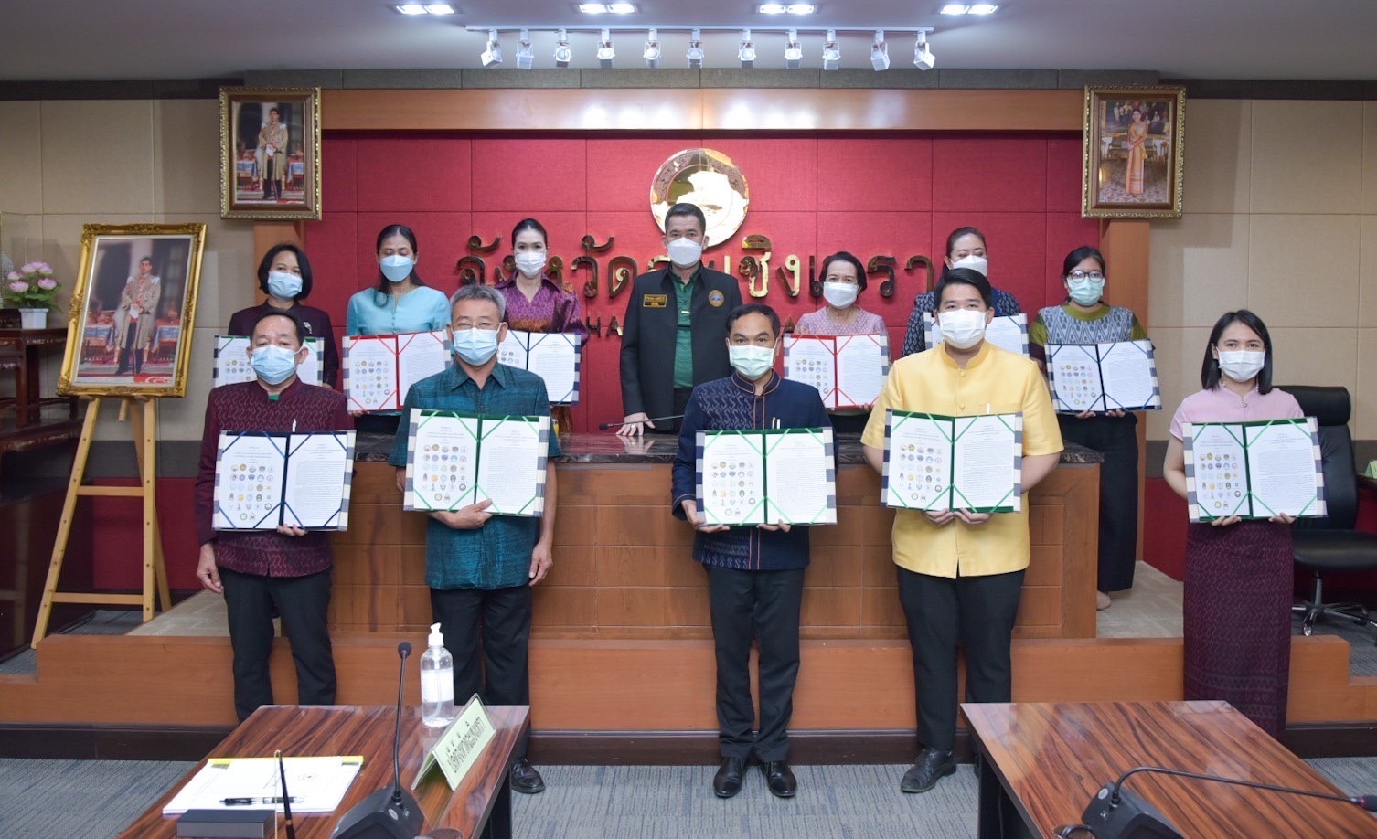 ???‍?‍?‍?พช.ฉะเชิงเทรา ประชุมคณะกรรมการบริหารศูนย์อำนวยการขจัดความยากจนและพัฒนาคนทุกช่วงวัยอย่างยั่งยืนตามหลักปรัชญาของเศรษฐกิจพอเพียงจังหวัดฉะเชิงเทราครั้งที่ 1/2565 และได้บันทึกข้อตกลงความร่วมมือ MOU ระหว่าง 28 หน่วยงาน