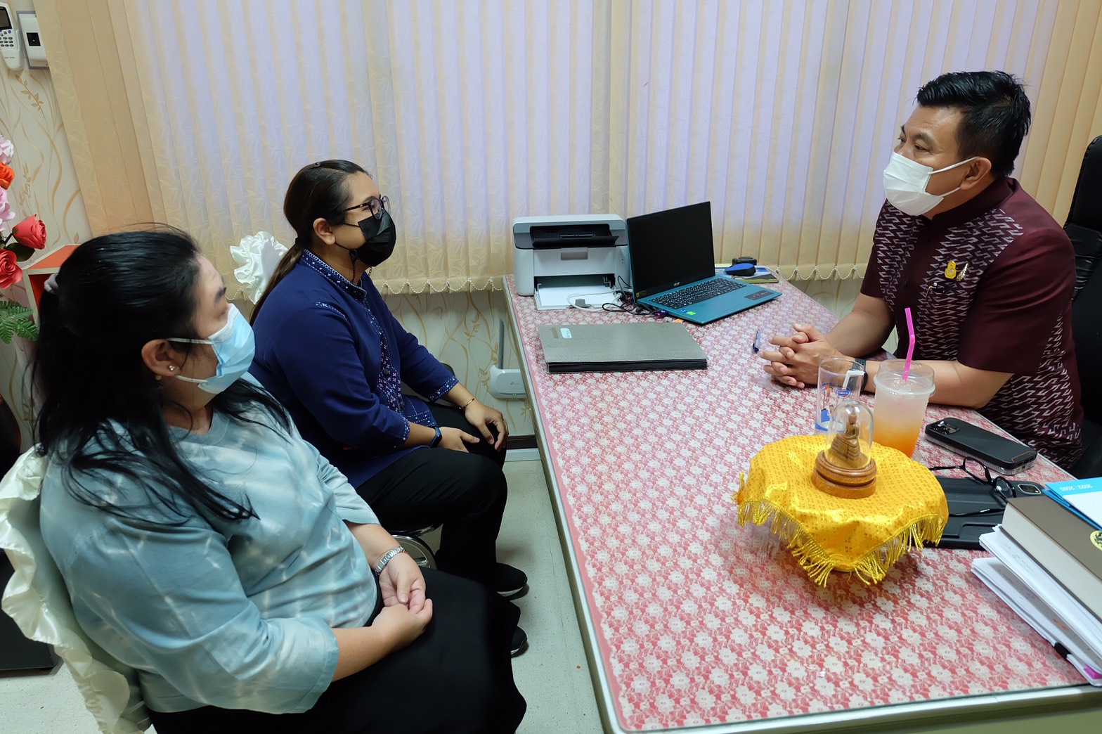 ???พช.ฉะเชิงเทรา แสดงความยินดีกับ นางสาวศุภัชชา แก้วไพทูรย์ ในโอกาสบรรจุเข้ารับราชการในตำแหน่งนักวิชาการสถิติปฏิบัติการ สำนักงานสถิติแห่งชาติ  ?วันศุกร์ที่ 7 มกราคม 2565  ?ณ สำนักงานพัฒนาชุมชนจังหวัดฉะเชิงเทรา  ??? นายวรนัฐ ติรประเสริฐสิน พัฒนาการจังหวัดฉะเชิงเทรา พร้อมด้วยนางกชมน บุษบงค์ พัฒนาการอำเภอพนมสารคาม ร่วมแสดงความยินดีกับข้าราชการในสังกัด นางสาวศุภัชชา แก้วไพทูรย์ ตำแหน่ง นักวิชาการพัฒนาชุมชนปฏิบัติการ สำนักงานพัฒนาชุมชนอำเภอพนมสารคาม จังหวัดฉะเชิงเทรา ได้ยื่นหนังสือลาออกเพื่อไปบรรจุเข้ารับราชการในตำแหน่งนักวิชาการสถิติปฏิบัติการ สำนักงานสถิติแห่งชาติ ณ ศูนย์ราชการเฉลิมพระเกียรติ ๘๐ พรรษาฯ ถนนแจ้งวัฒนะ เขตหลักสี่ กรุงเทพมหานคร ??✨     #WorldSoilDay #GlobalSoilPartnership  #UNFAO  #CDD  #กรมการพัฒนาชุมชน #SEPtoSDGs  #SDGforAll@Kmitl    แหล่งข่าว : สำนักงานพัฒนาชุมชนจังหวัดฉะเชิงเทรา   ?เศรษฐกิจฐานรากมั่นคงและชุมชนพึ่งตนเองได้ภายในปี 2565 ? Change for good