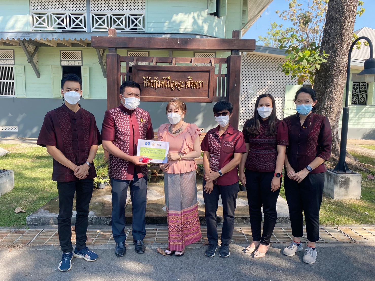 ??‍??พช.ฉะเชิงเทรา : ประธานแม่บ้านมหาดไทยจังหวัดฉะเชิงเทรา รับมอบเมล็ดพันธุ์พระราชทานถั่วฝักยาวสีม่วง สิรินธร เบอร์ 1 จากศูนย์การเรียนรู้โก่งธนู จังหวัดลพบุรี