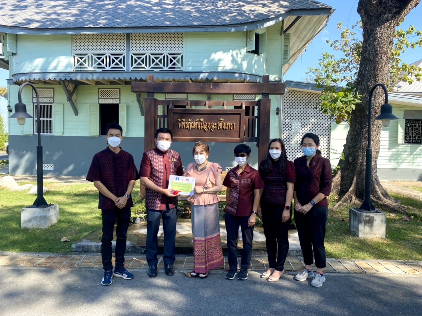 ??‍??พช.ฉะเชิงเทรา : ประธานแม่บ้านมหาดไทยจังหวัดฉะเชิงเทรา รับมอบเมล็ดพันธุ์พระราชทานถั่วฝักยาวสีม่วง สิรินธร เบอร์ 1 จากศูนย์การเรียนรู้โก่งธนู จังหวัดลพบุรี