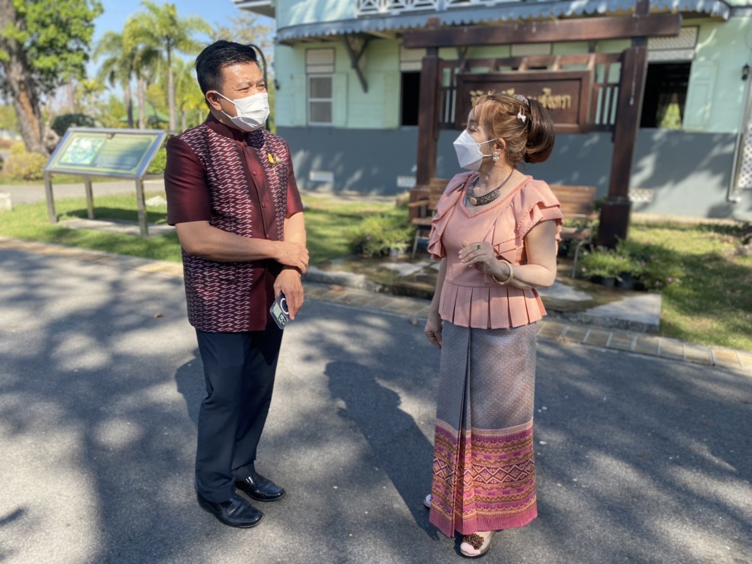 ??‍??พช.ฉะเชิงเทรา : ประธานแม่บ้านมหาดไทยจังหวัดฉะเชิงเทรา รับมอบเมล็ดพันธุ์พระราชทานถั่วฝักยาวสีม่วง สิรินธร เบอร์ 1 จากศูนย์การเรียนรู้โก่งธนู จังหวัดลพบุรี