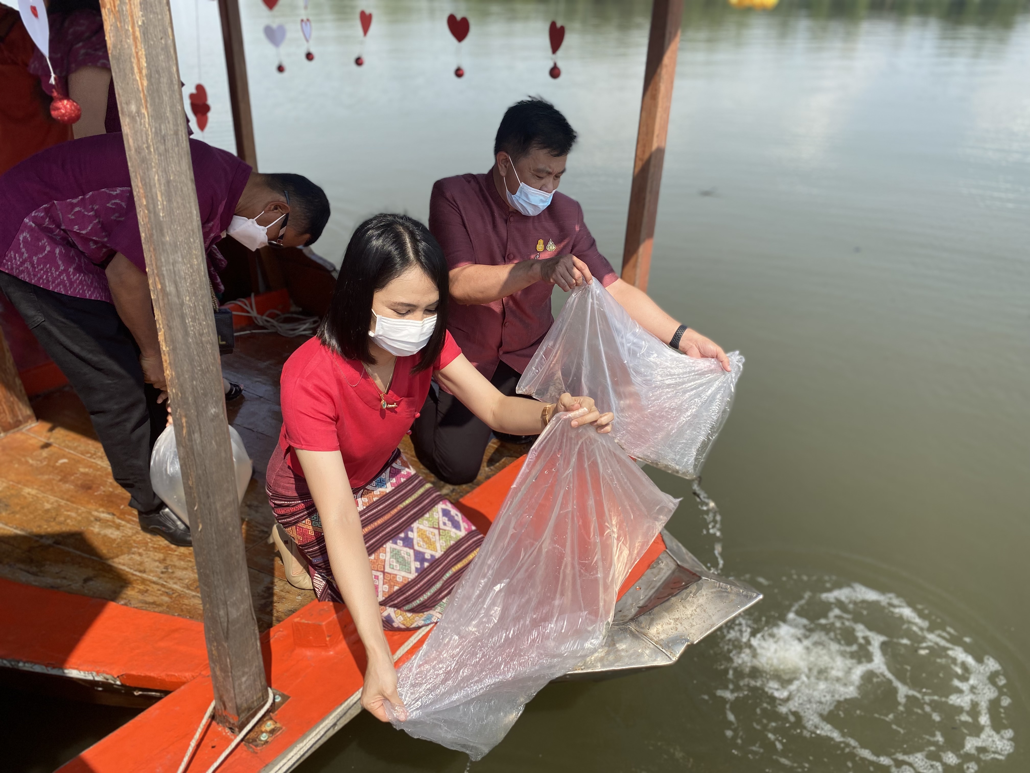 ???‍?พช.ฉะเชิงเทรา จัดโครงการส่งเสริมช่องทางการตลาดผลิตภัณฑ์กลุ่มอาชีพสมาชิกกองทุนพัฒนาบทบาทสตรี ครั้งที่ 4 และโครงการสานสัมพันธ์ครอบครัวอบอุ่นชุมชนเข้มแข็ง