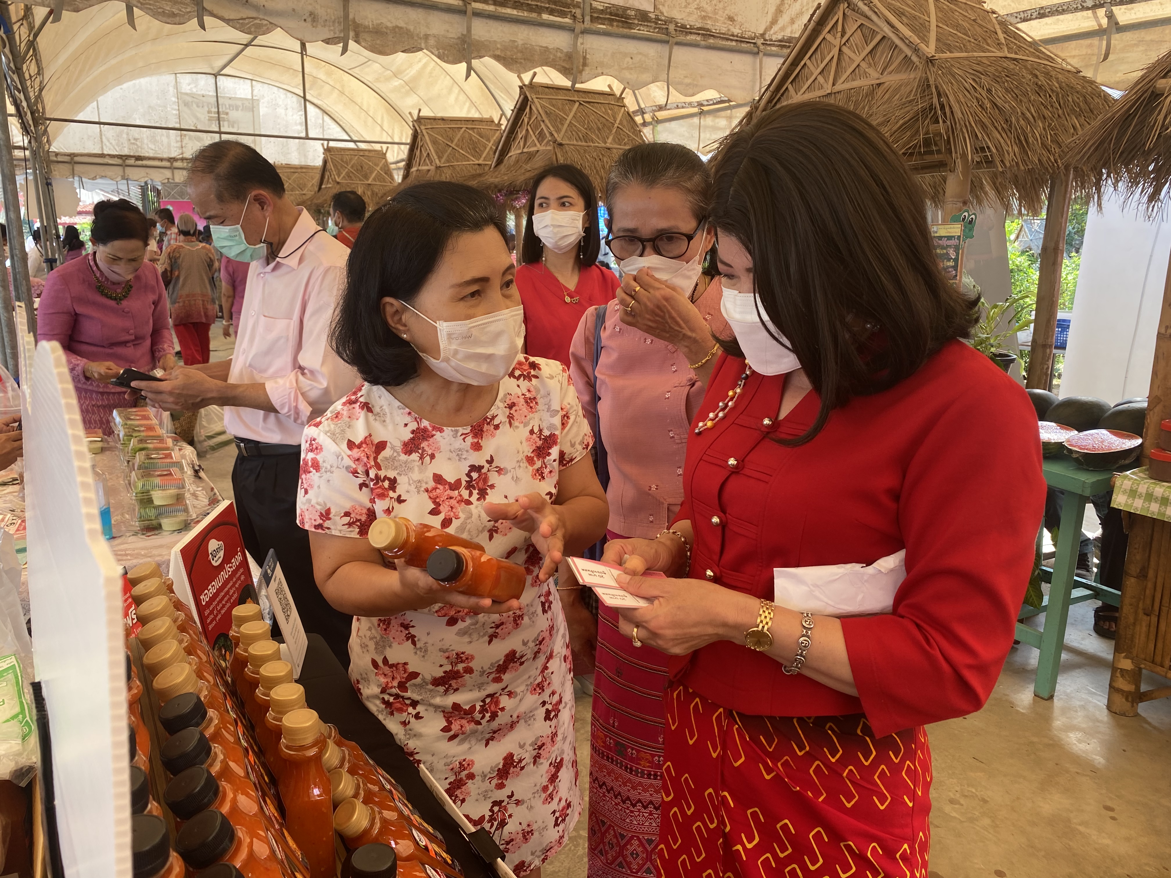 ???‍?พช.ฉะเชิงเทรา จัดโครงการส่งเสริมช่องทางการตลาดผลิตภัณฑ์กลุ่มอาชีพสมาชิกกองทุนพัฒนาบทบาทสตรี ครั้งที่ 4 และโครงการสานสัมพันธ์ครอบครัวอบอุ่นชุมชนเข้มแข็ง