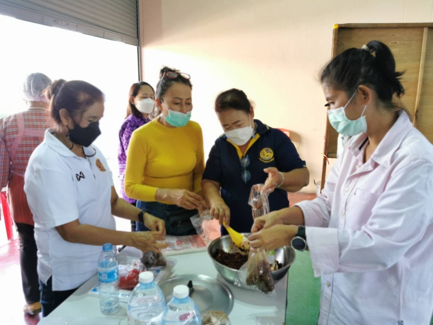 พัฒนาชุมชนจังหวัดฉะเชิงเทรา ร่วมกิจกรรมพัฒนาคุณภาพชีวิต ภายใต้โครงการจัดทำสารสนเทศต้นแบบเพื่อพัฒนาคุณภาพชีวิต ปี 2565 ตำบลท่าข้าม อำเภอบางปะกง จังหวัดฉะเชิงเทรา