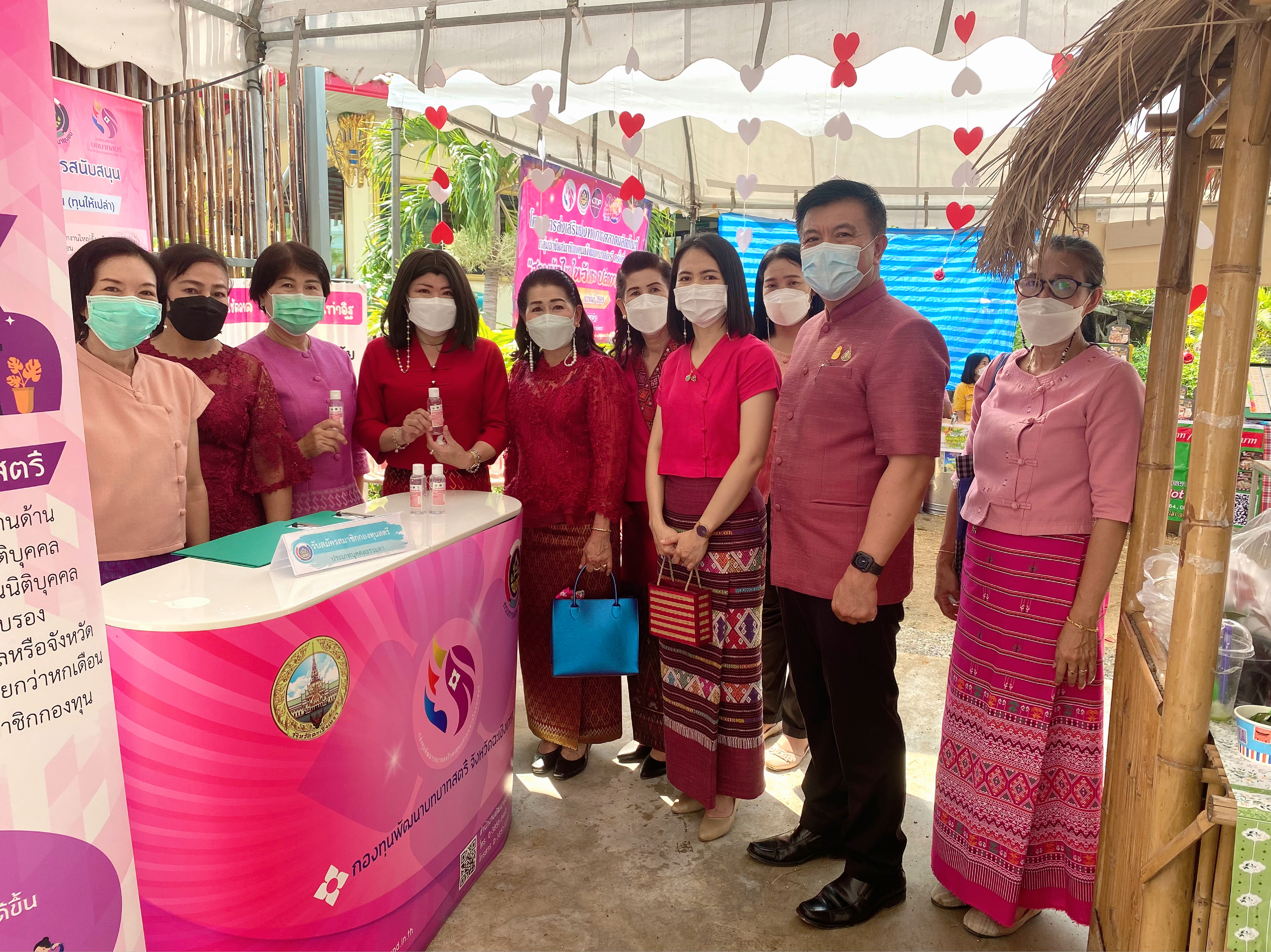 ???‍?พช.ฉะเชิงเทรา จัดโครงการส่งเสริมช่องทางการตลาดผลิตภัณฑ์กลุ่มอาชีพสมาชิกกองทุนพัฒนาบทบาทสตรี ครั้งที่ 4 และโครงการสานสัมพันธ์ครอบครัวอบอุ่นชุมชนเข้มแข็ง