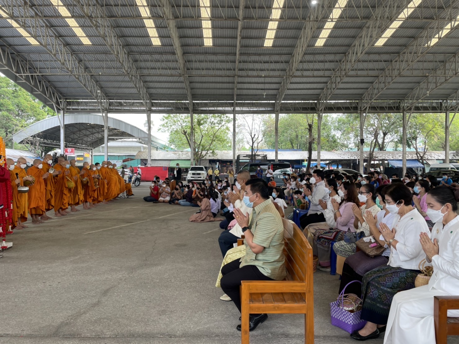 ?? สำนักงานพัฒนาชุมชนจังหวัดฉะเชิงเทราร่วมพิธีทำบุญตักบาตร เนื่องในเทศกาลวันมาฆบูชา ??