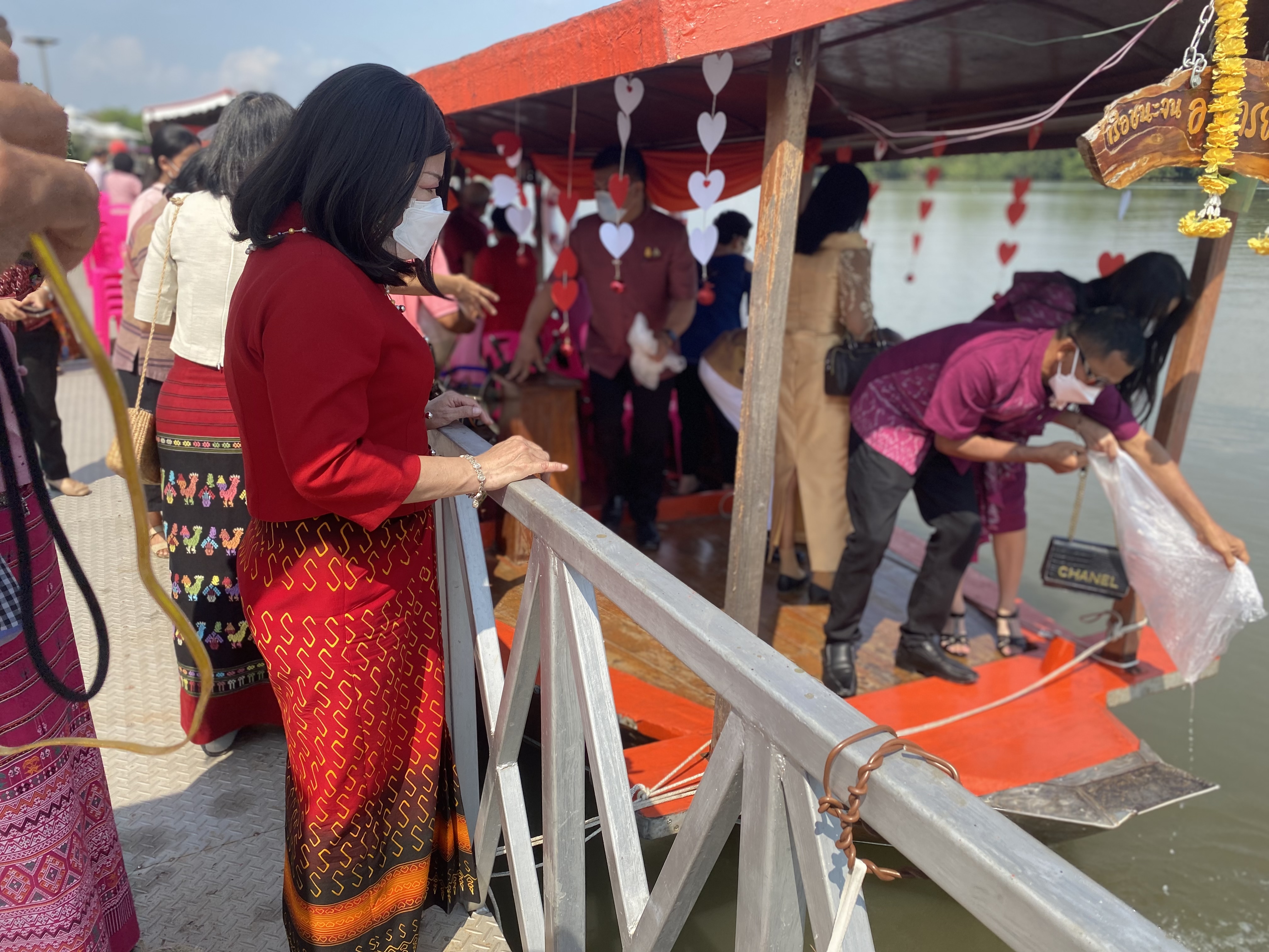 ???‍?พช.ฉะเชิงเทรา จัดโครงการส่งเสริมช่องทางการตลาดผลิตภัณฑ์กลุ่มอาชีพสมาชิกกองทุนพัฒนาบทบาทสตรี ครั้งที่ 4 และโครงการสานสัมพันธ์ครอบครัวอบอุ่นชุมชนเข้มแข็ง