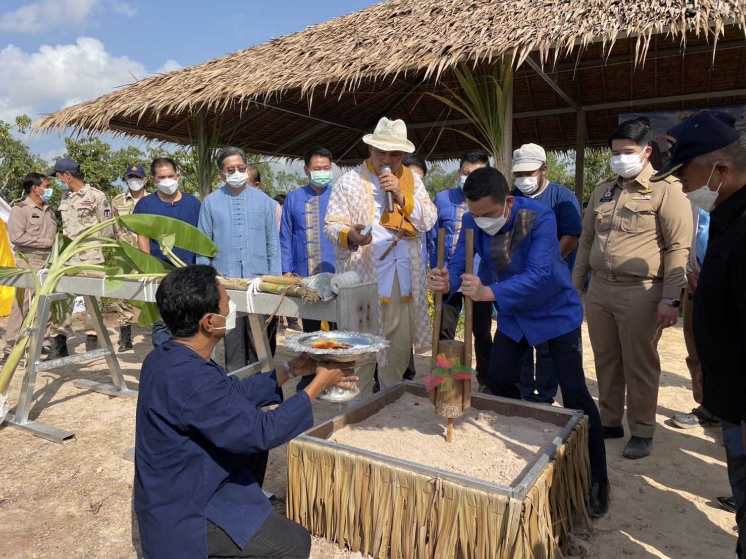 ???พช.ฉะเชิงเทรา ติดตามความก้าวหน้าในการขับเคลื่อนโครงการพัฒนาพื้นที่ต้นแบบการพัฒนาคุณภาพชีวิตตามหลักทฤษฎีใหม่ประยุกต์สู่ “โคก หนอง นา โมเดล” ระดับตำบล และจัดพิธียกเสาเอกอาคารอบรมฯ