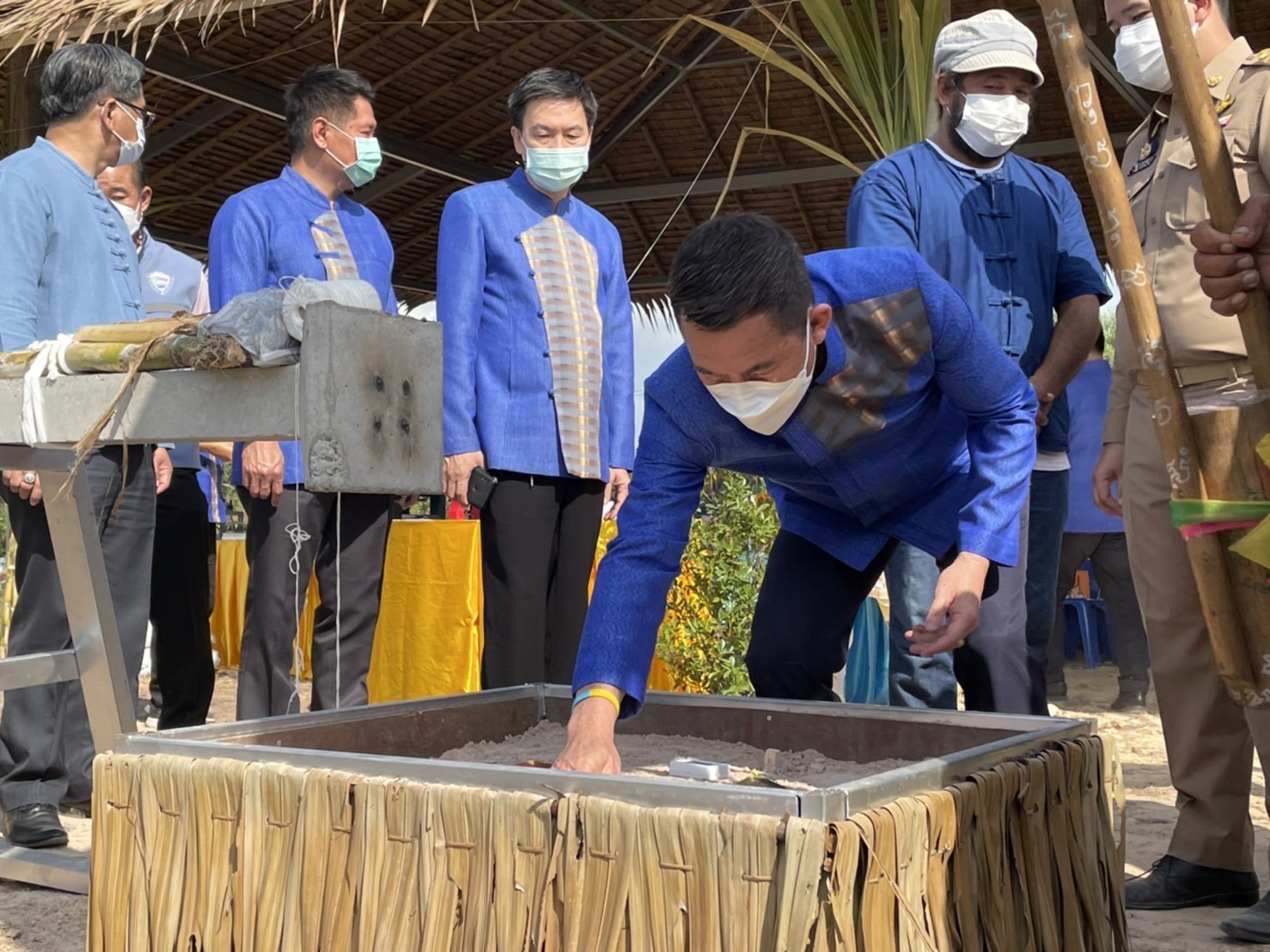 ???พช.ฉะเชิงเทรา ติดตามความก้าวหน้าในการขับเคลื่อนโครงการพัฒนาพื้นที่ต้นแบบการพัฒนาคุณภาพชีวิตตามหลักทฤษฎีใหม่ประยุกต์สู่ “โคก หนอง นา โมเดล” ระดับตำบล และจัดพิธียกเสาเอกอาคารอบรมฯ