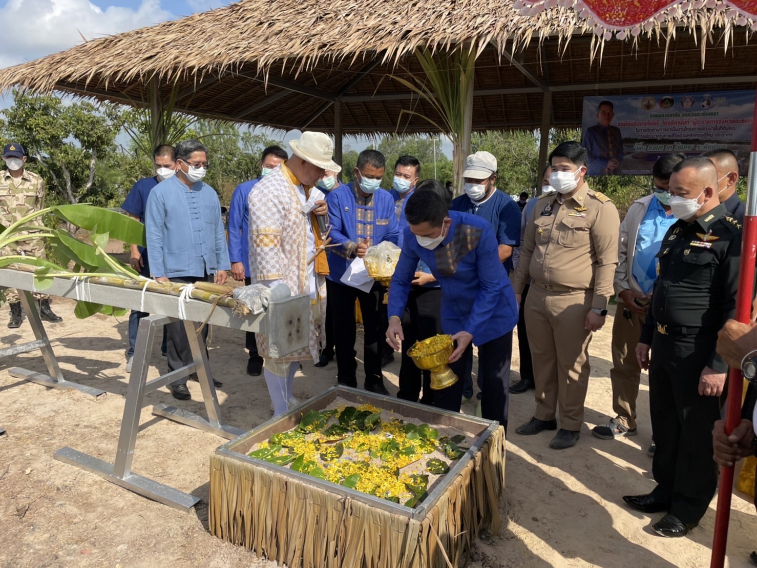 ???พช.ฉะเชิงเทรา ติดตามความก้าวหน้าในการขับเคลื่อนโครงการพัฒนาพื้นที่ต้นแบบการพัฒนาคุณภาพชีวิตตามหลักทฤษฎีใหม่ประยุกต์สู่ “โคก หนอง นา โมเดล” ระดับตำบล และจัดพิธียกเสาเอกอาคารอบรมฯ