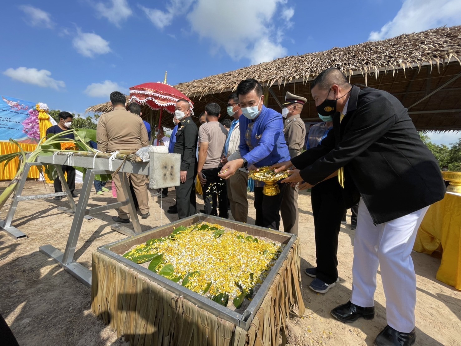 ???พช.ฉะเชิงเทรา ติดตามความก้าวหน้าในการขับเคลื่อนโครงการพัฒนาพื้นที่ต้นแบบการพัฒนาคุณภาพชีวิตตามหลักทฤษฎีใหม่ประยุกต์สู่ “โคก หนอง นา โมเดล” ระดับตำบล และจัดพิธียกเสาเอกอาคารอบรมฯ