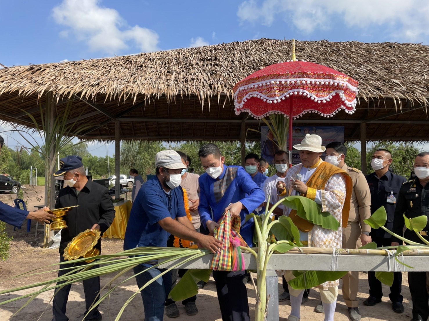 ???พช.ฉะเชิงเทรา ติดตามความก้าวหน้าในการขับเคลื่อนโครงการพัฒนาพื้นที่ต้นแบบการพัฒนาคุณภาพชีวิตตามหลักทฤษฎีใหม่ประยุกต์สู่ “โคก หนอง นา โมเดล” ระดับตำบล และจัดพิธียกเสาเอกอาคารอบรมฯ